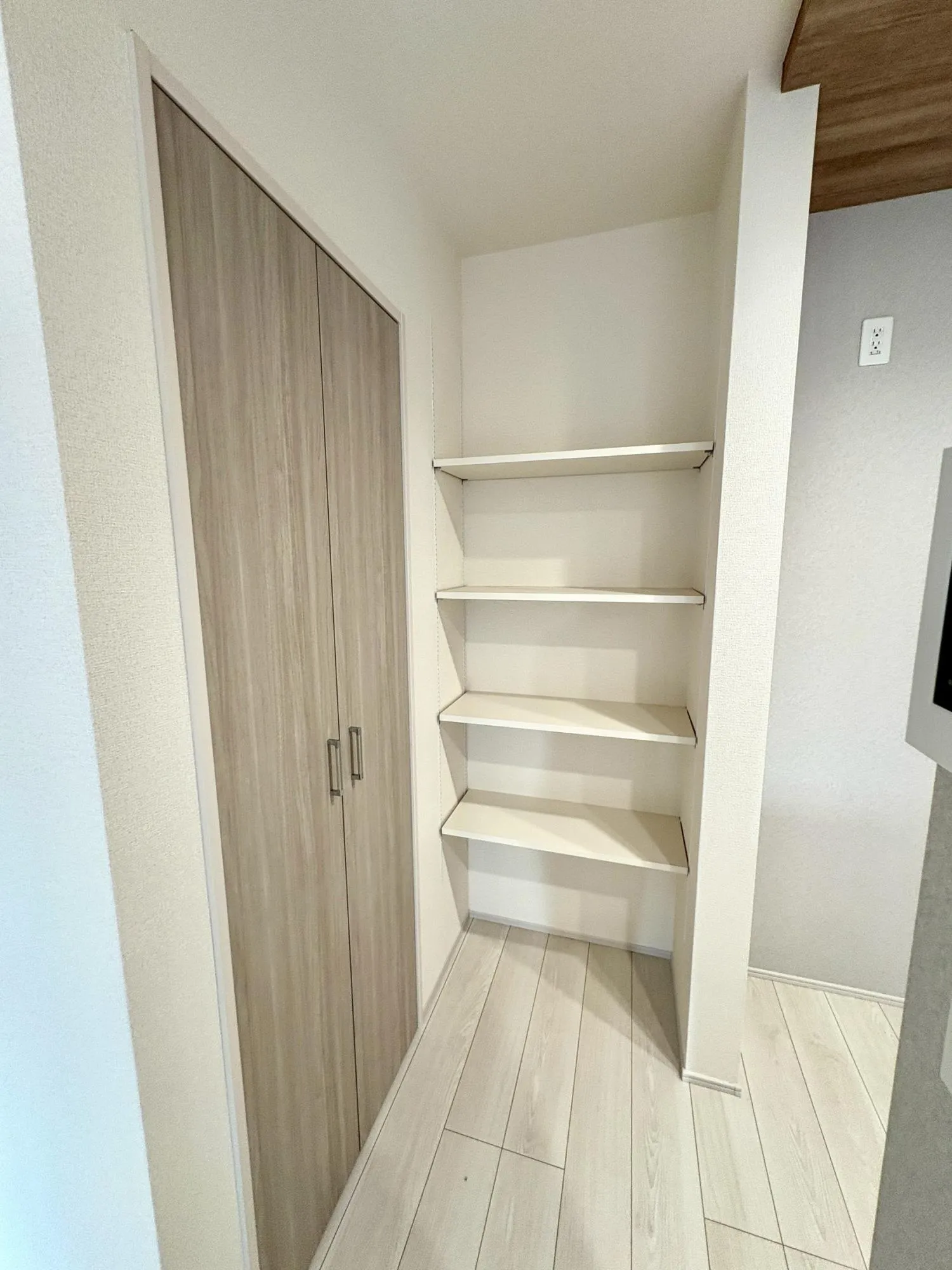 キッチン横、可動棚付き