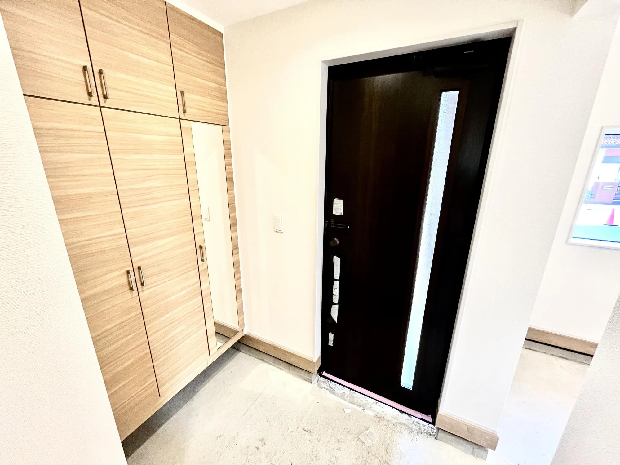 「いってきます」と「ただいま」の始まりの空間。収納豊富な玄関収納でたくさんの靴も整理整頓。
※完工前の写真です