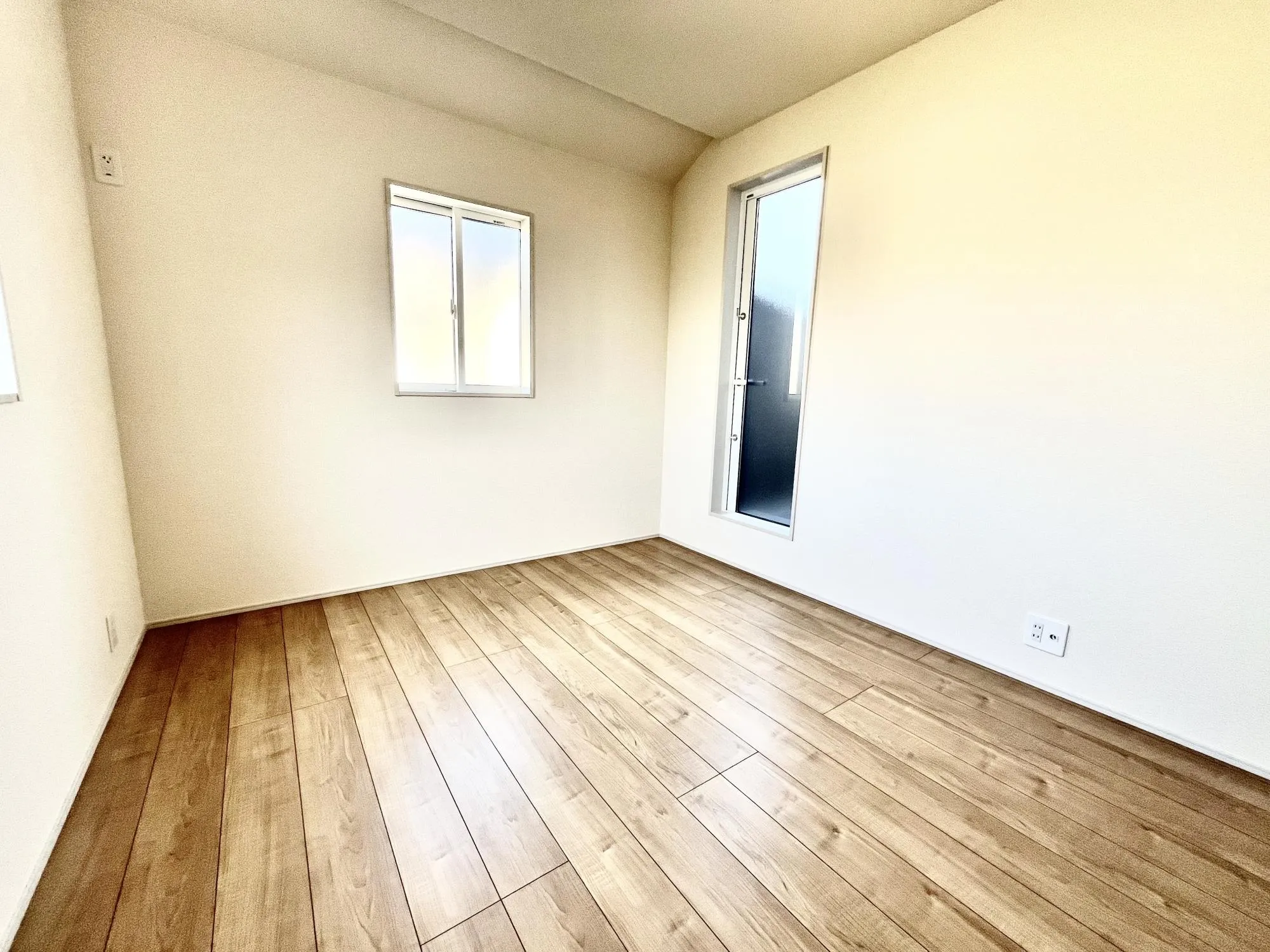 シンプルにデザインされた室内。家具やレイアウトでお好みの空間に。