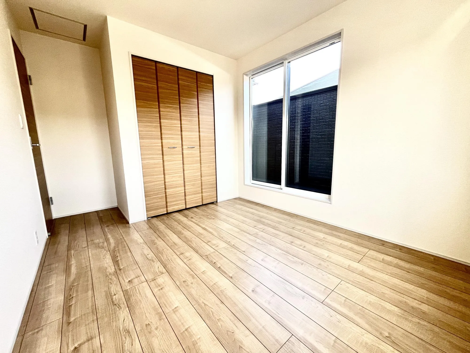 2面採光の明るい洋室。