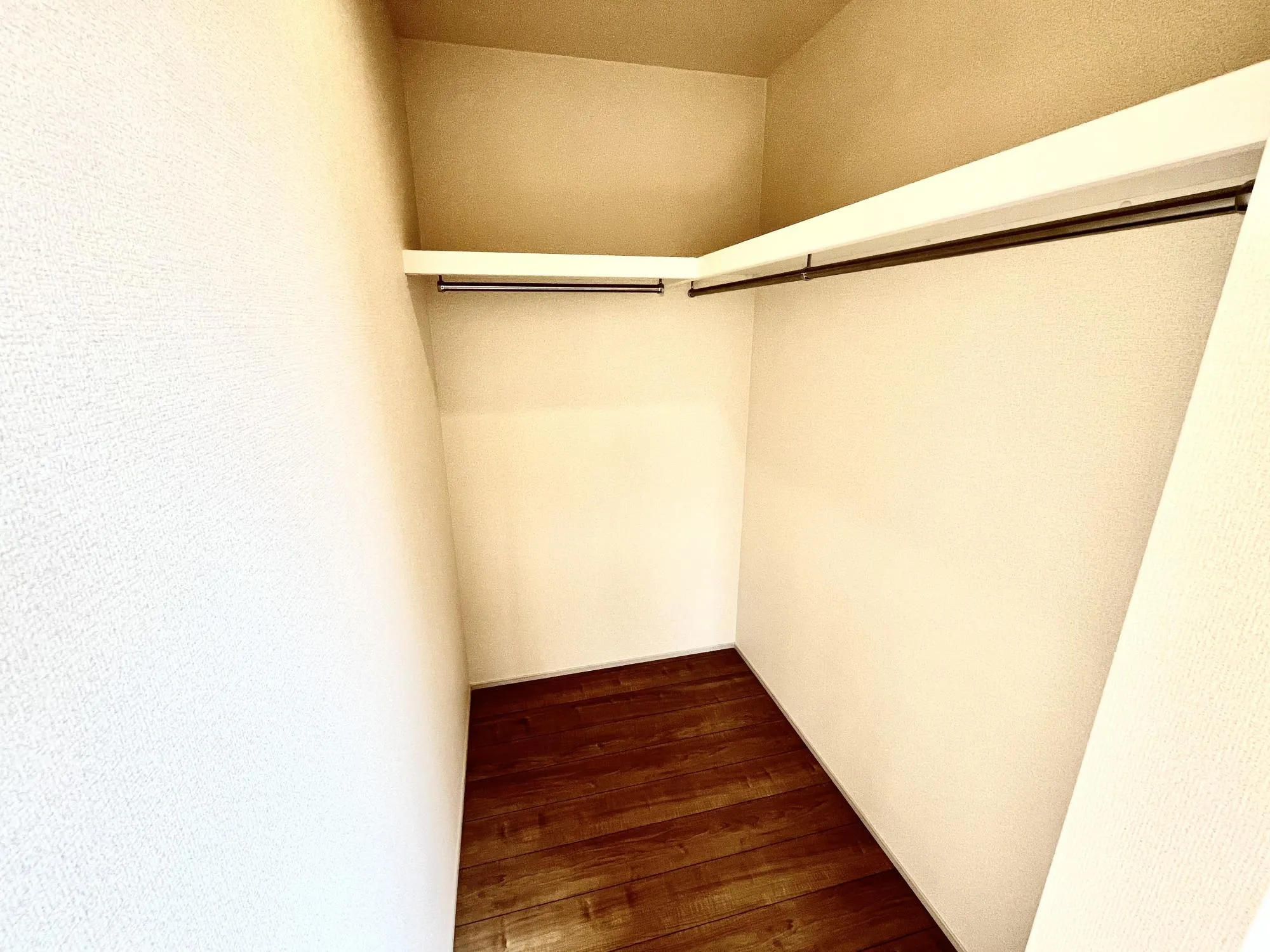 広々空間でたくさんのお洋服も収納可能です。