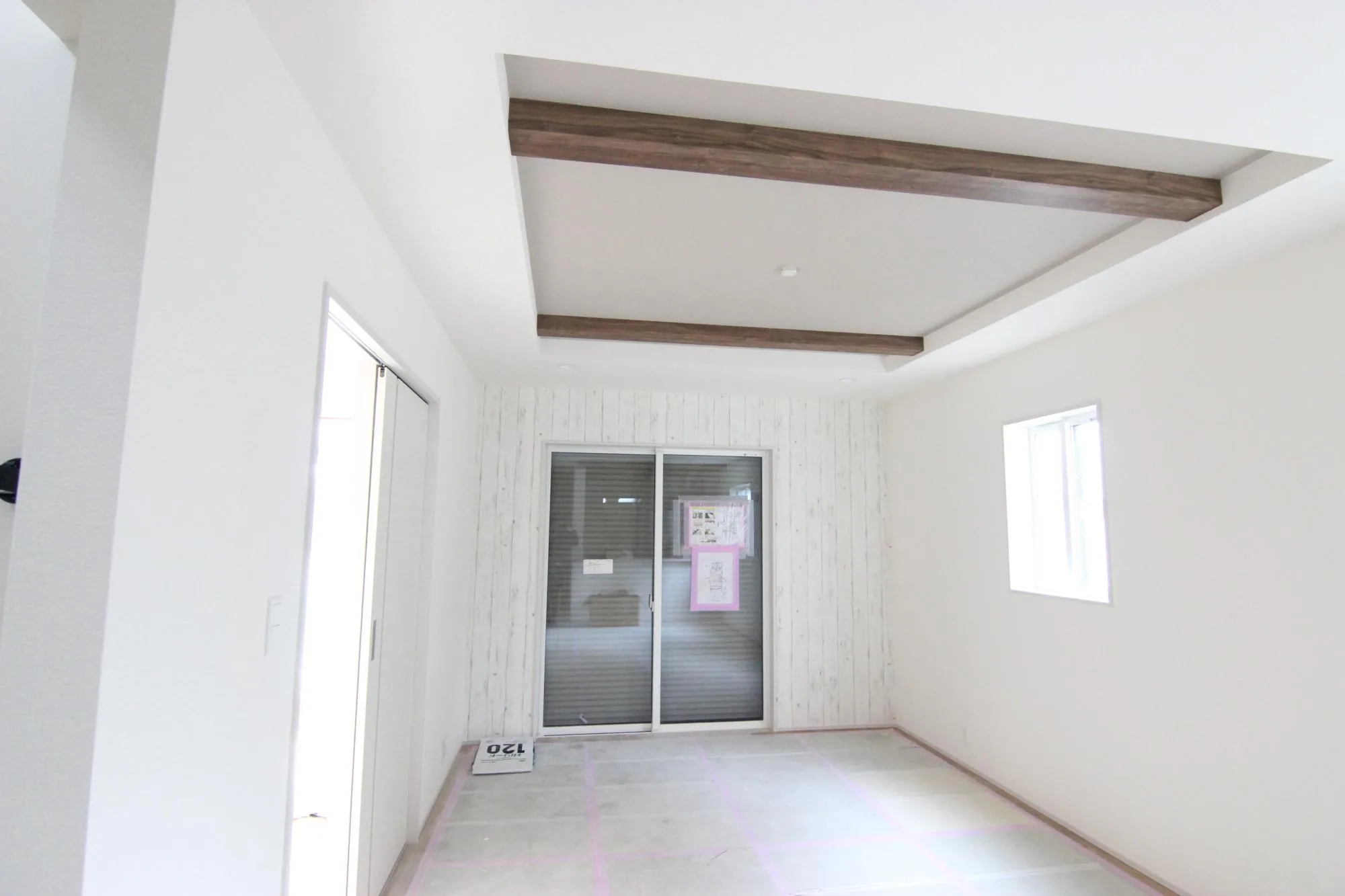 1号棟　リビング(アクセントクロス・折上天井)　R7.11.23