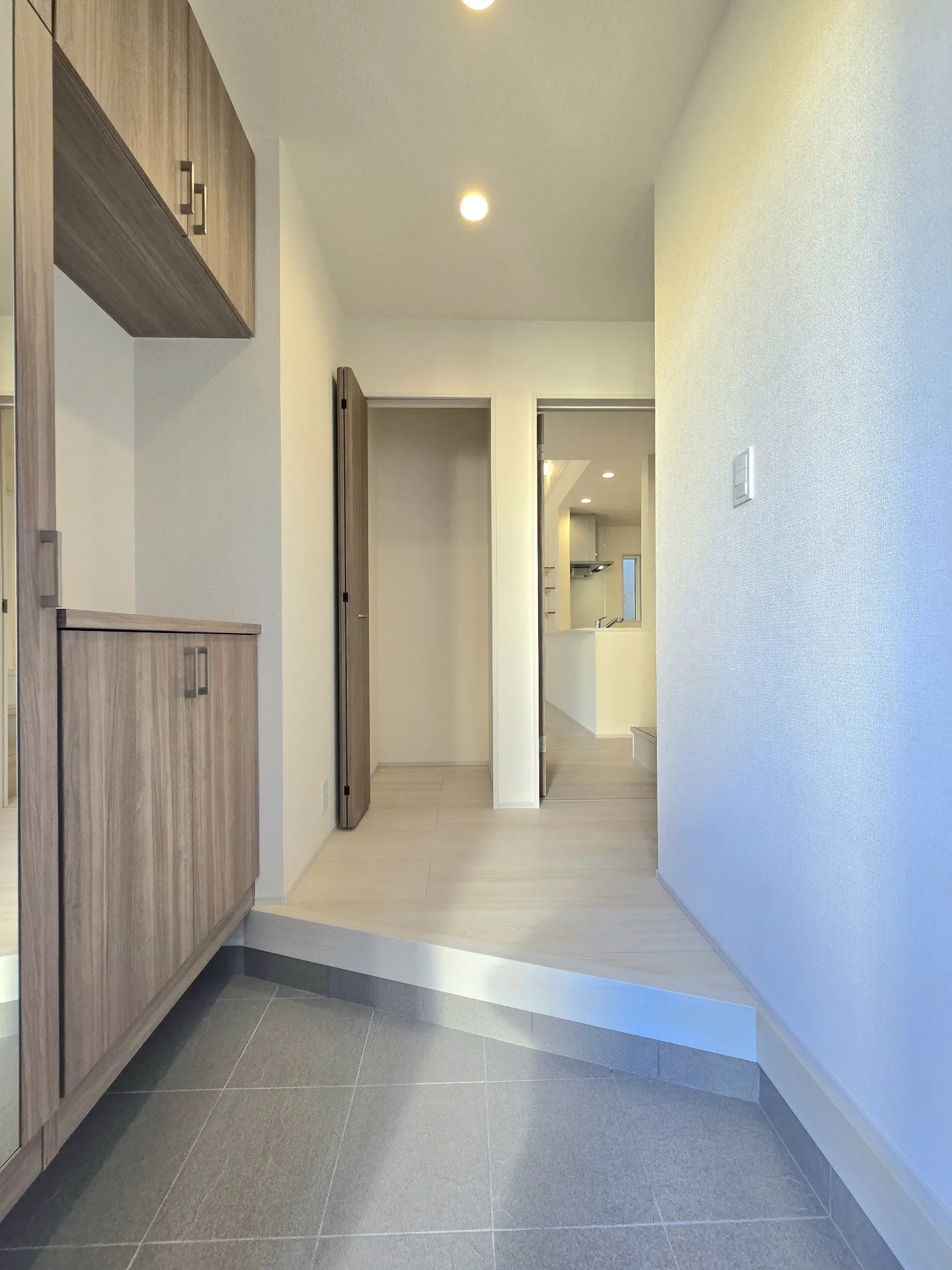 2号棟　玄関　R7.12.12