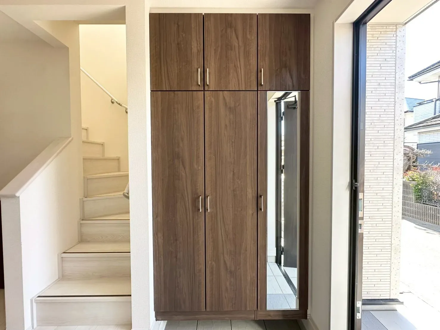 1号棟:ミラー玄関収納付き玄関