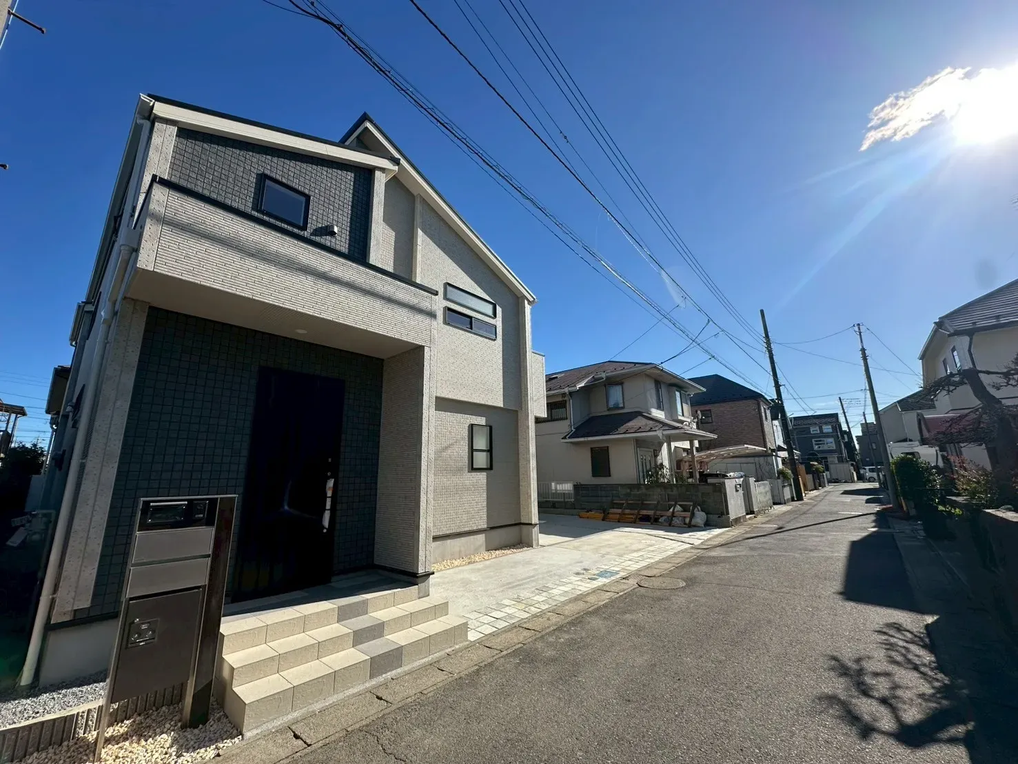 前面道路含む外観写真