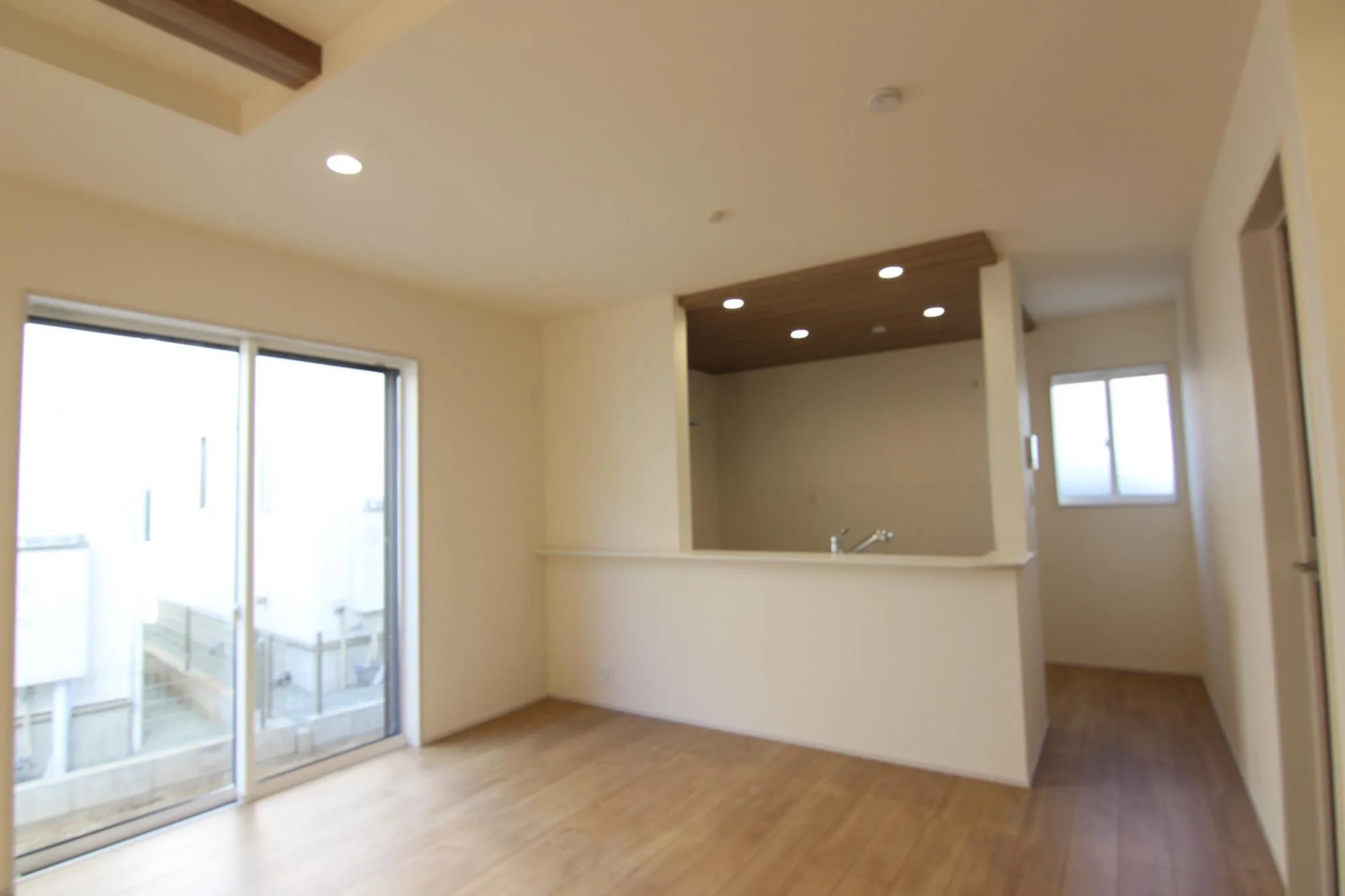 LDKからのキッチン。ポップアップ天井のキッチンはシンプルさを残しつつ、特別感のあるお洒落さをグッと引き上げてくれます!