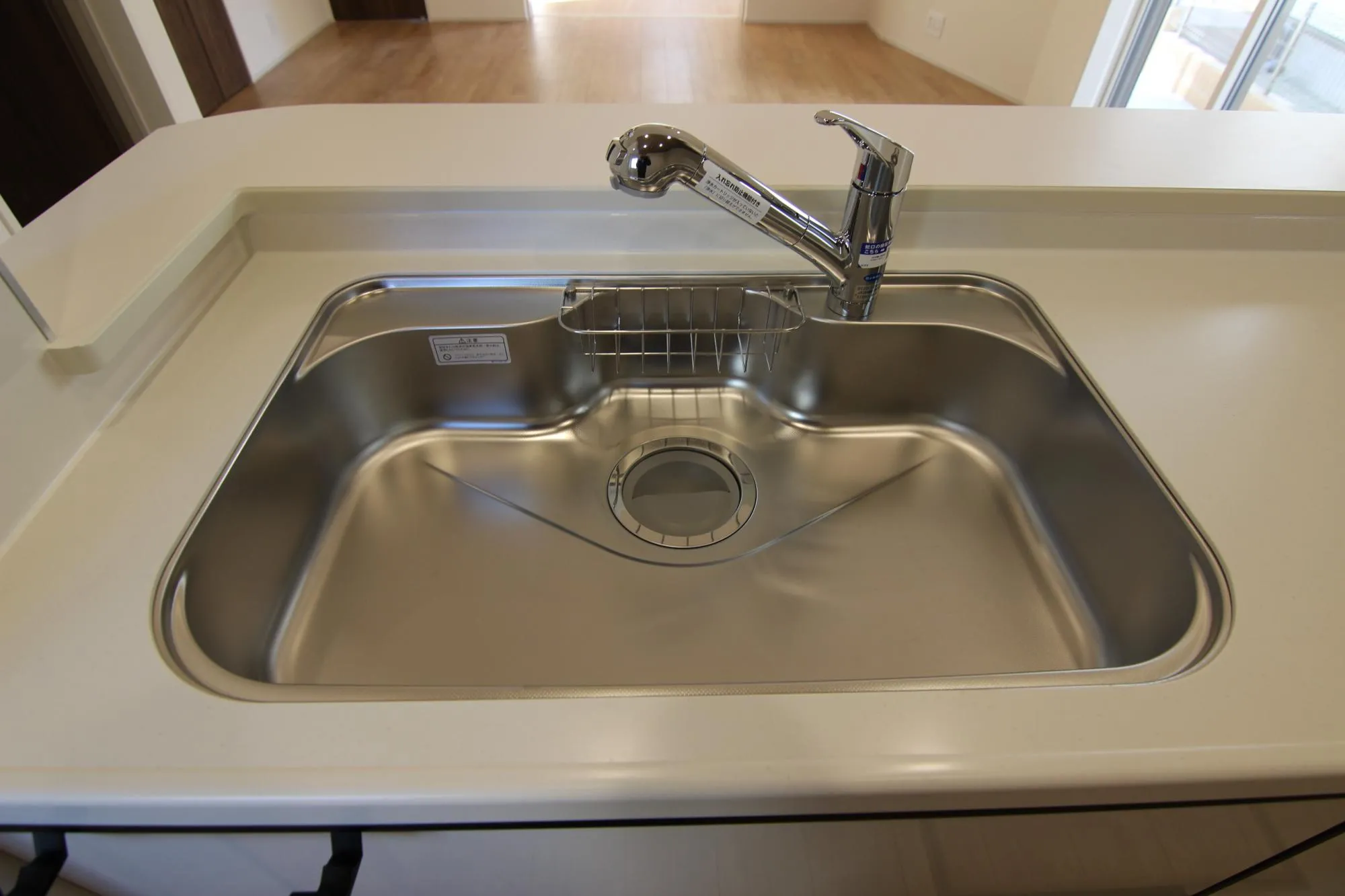 広々キッチンシンク。蛇口一体型浄水器