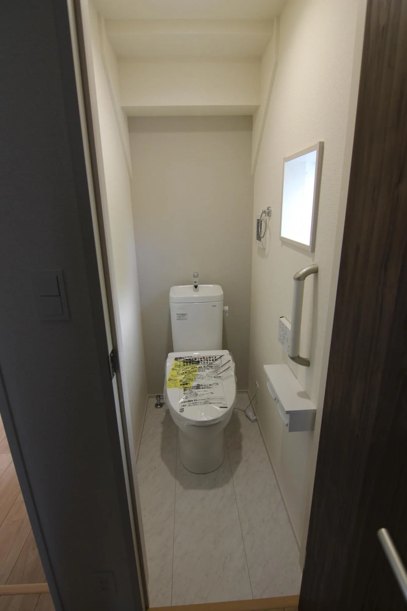 1階トイレ。リモコンウォシュレット。仕小窓&収納付き