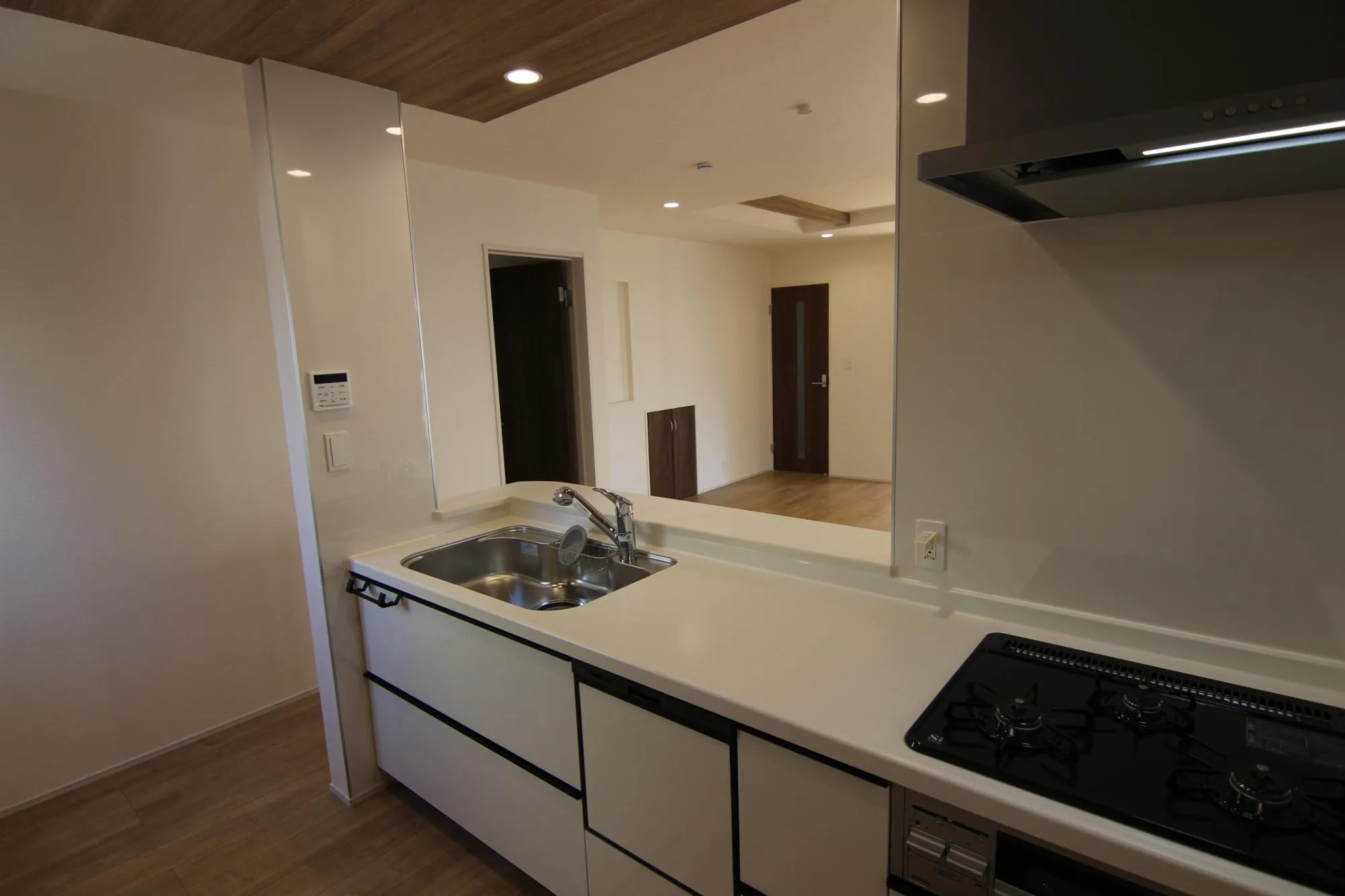 システムキッチン。フルオープンキッチンなので、小さなお子様がいながらの料理でも常に様子を見て居られて安心!家族との距離も近いので、キッチンにいながら家族時間を満喫!