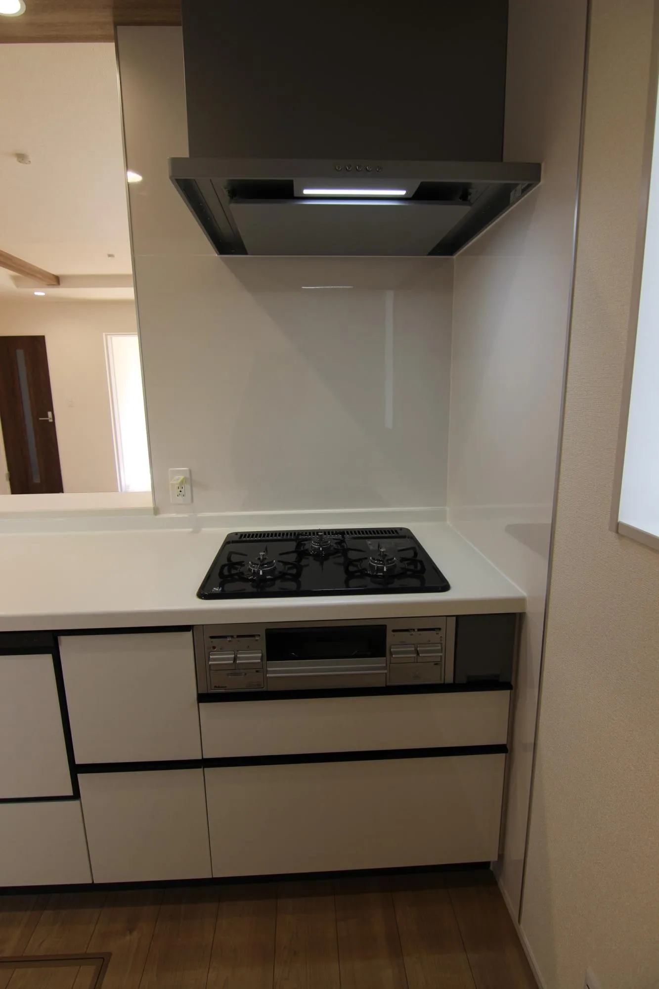 ガスコンロ周り。3口コンロなので同時にお料理も楽々できちゃいます♪