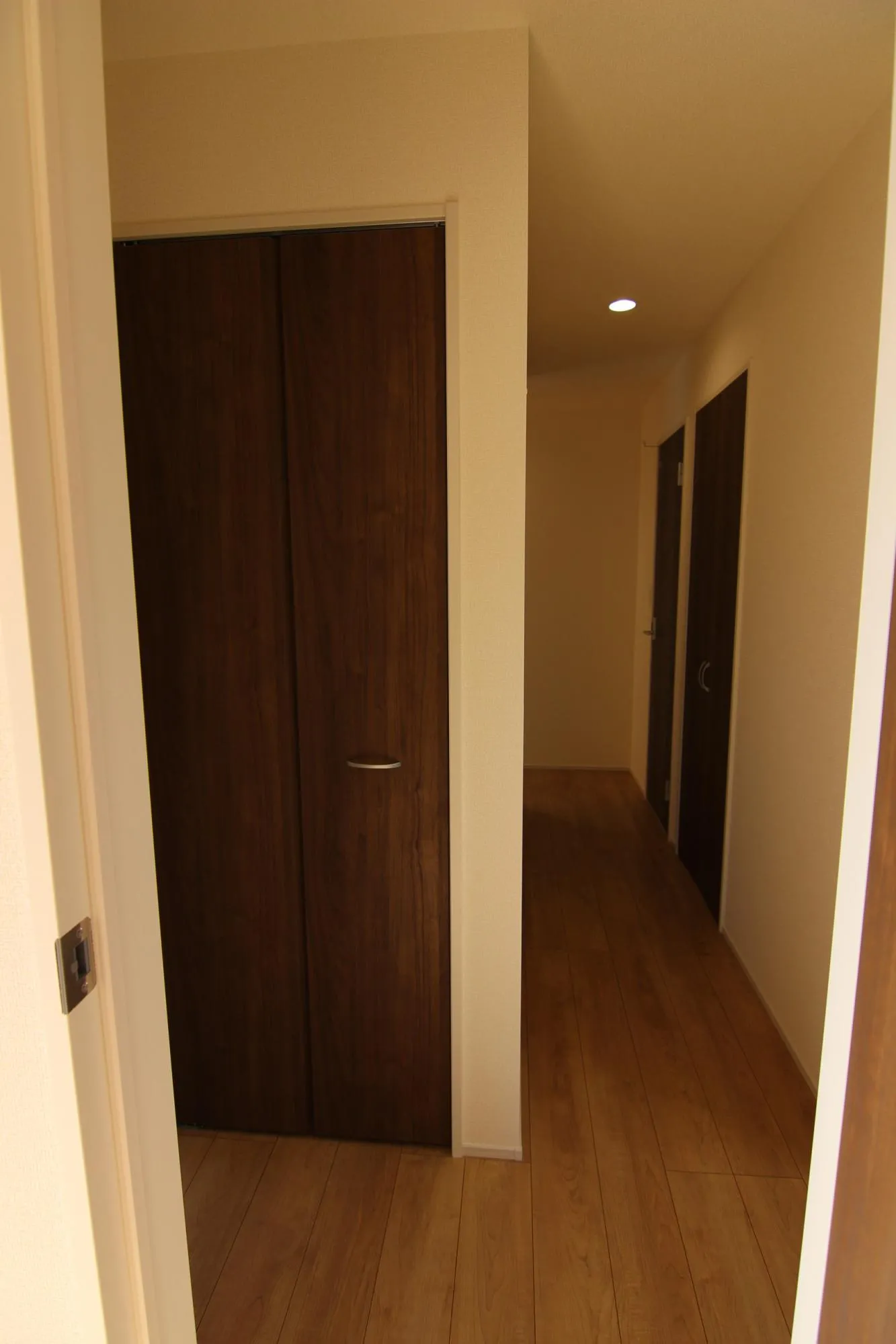 2階廊下収納。余計な収納などを買う必要もなく、ご趣味のアイテムやお洋服の収納も楽々きれいに。