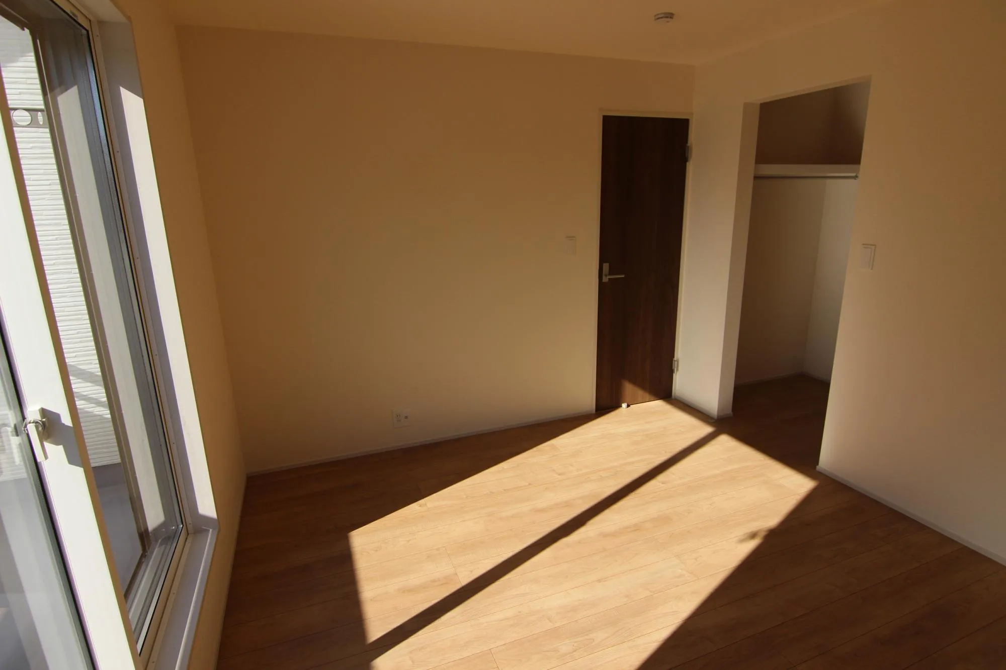 洋室AWCがついているので、余計な収納などを買う必要もなく、ご趣味のアイテムやお洋服の収納も楽々きれいに。