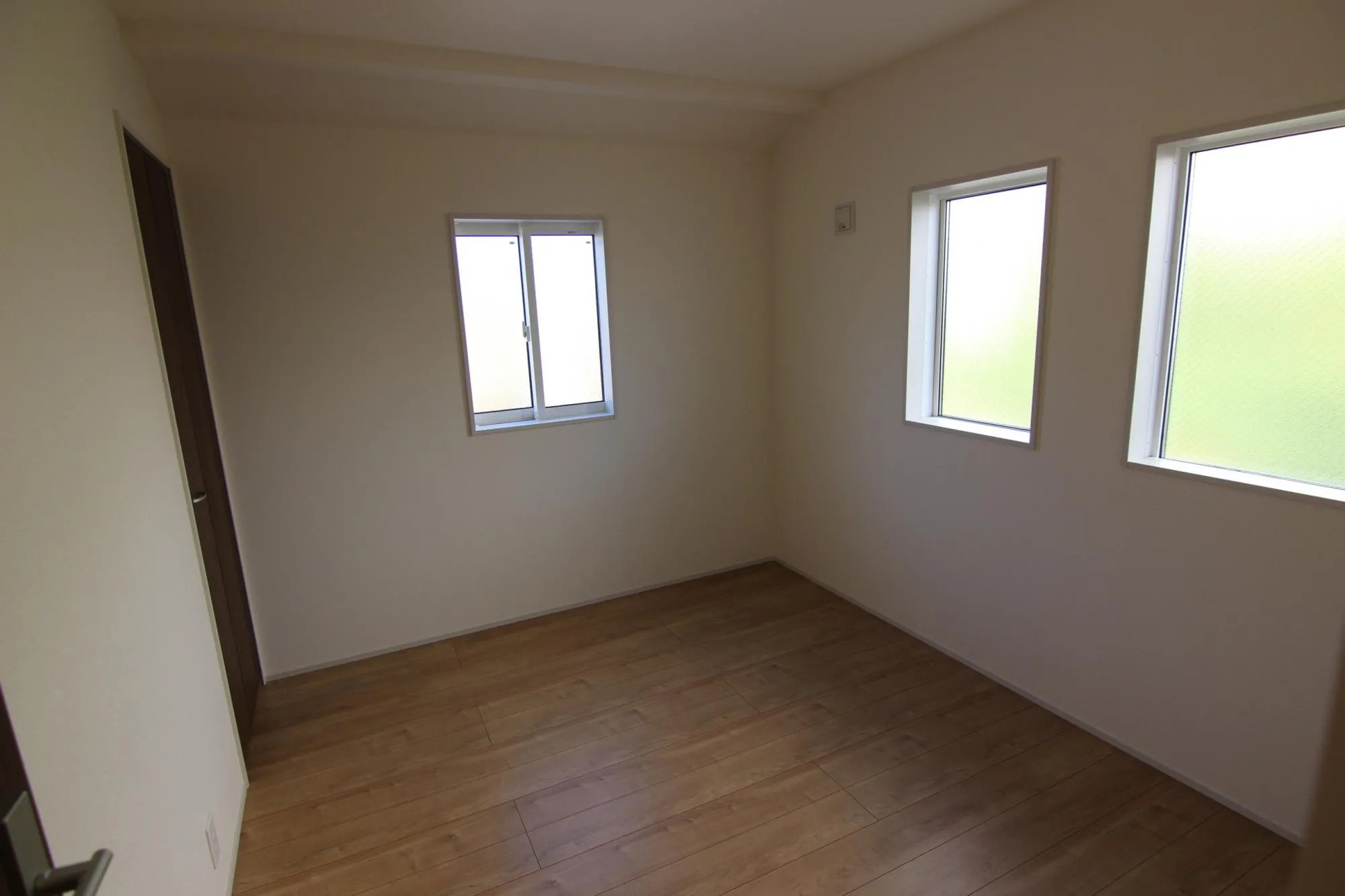 洋室D2面採光。光がたっぷり差し込む明るい住まい