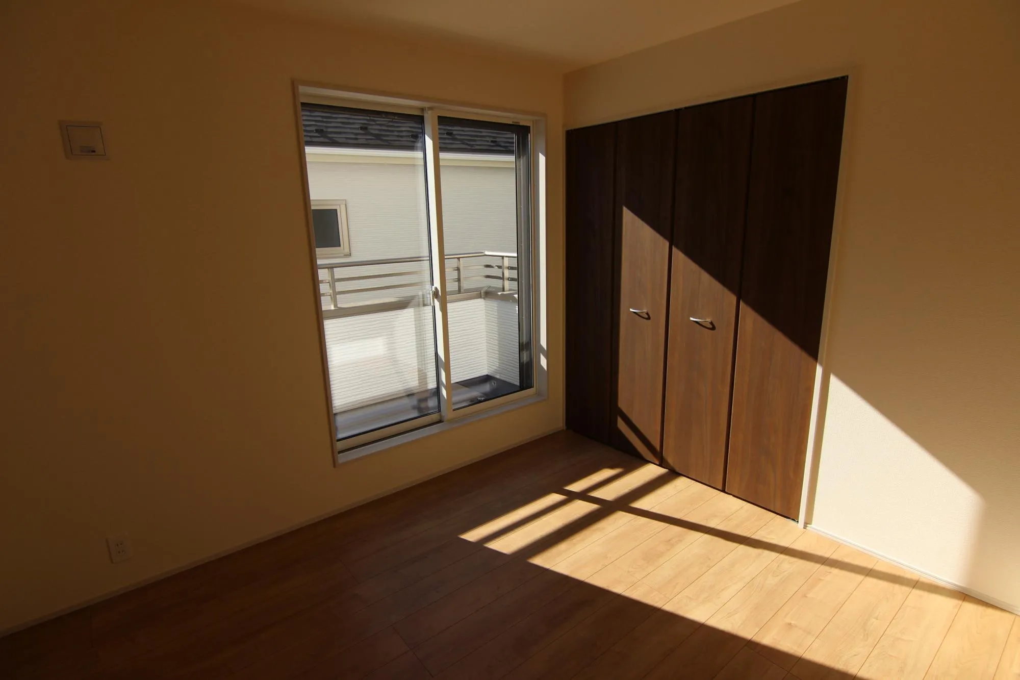 洋室C大きな窓からは、あたたかな光がたっぷり差し込みます