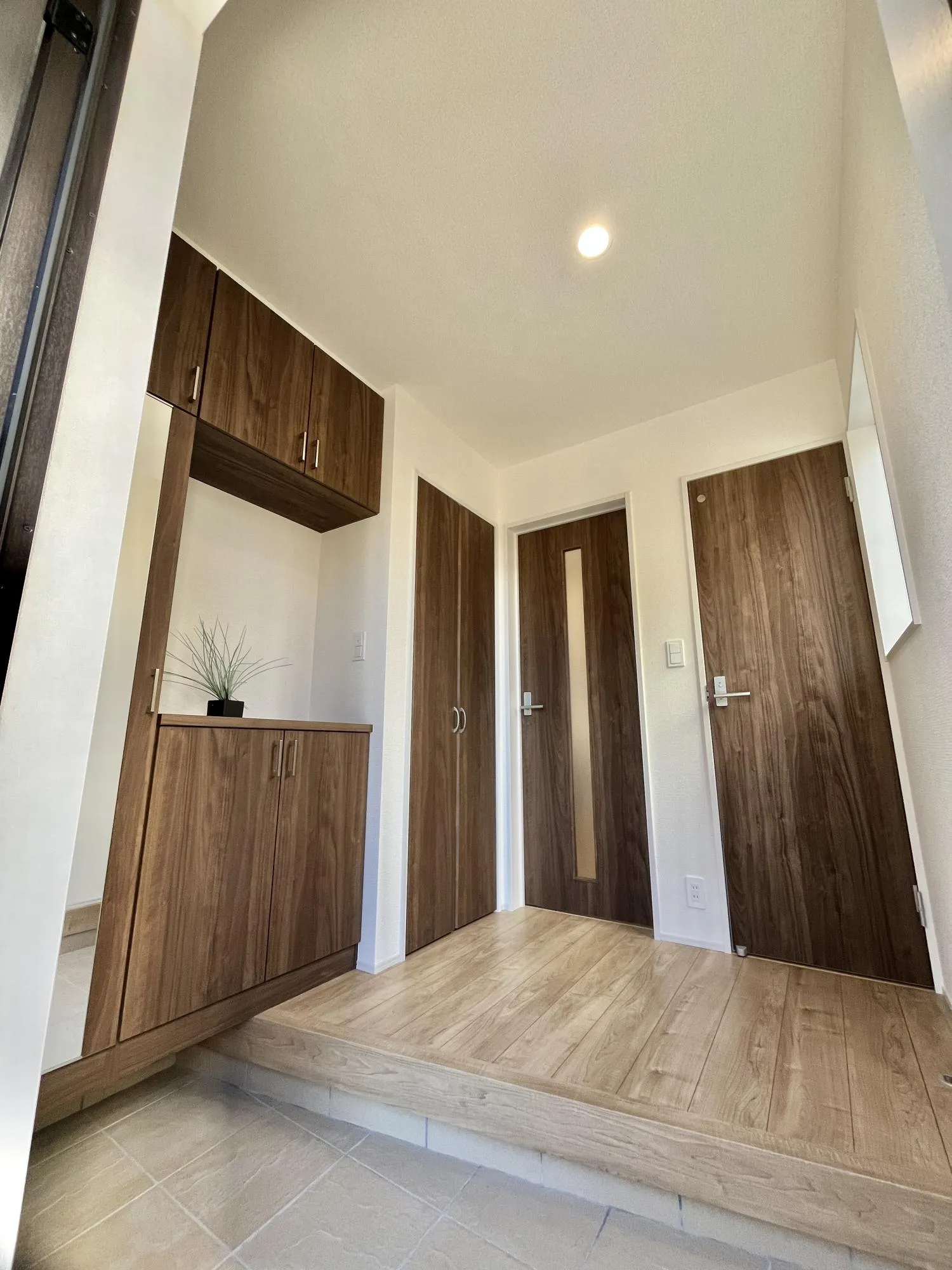 玄関フロア。広々玄関♪ 廊下収納と家族全員分の靴を楽々収納できる、大きな玄関収納を併設。玄関収納の扉は鏡付きなのでお出かけの際の身だしなみチェックも可能です。