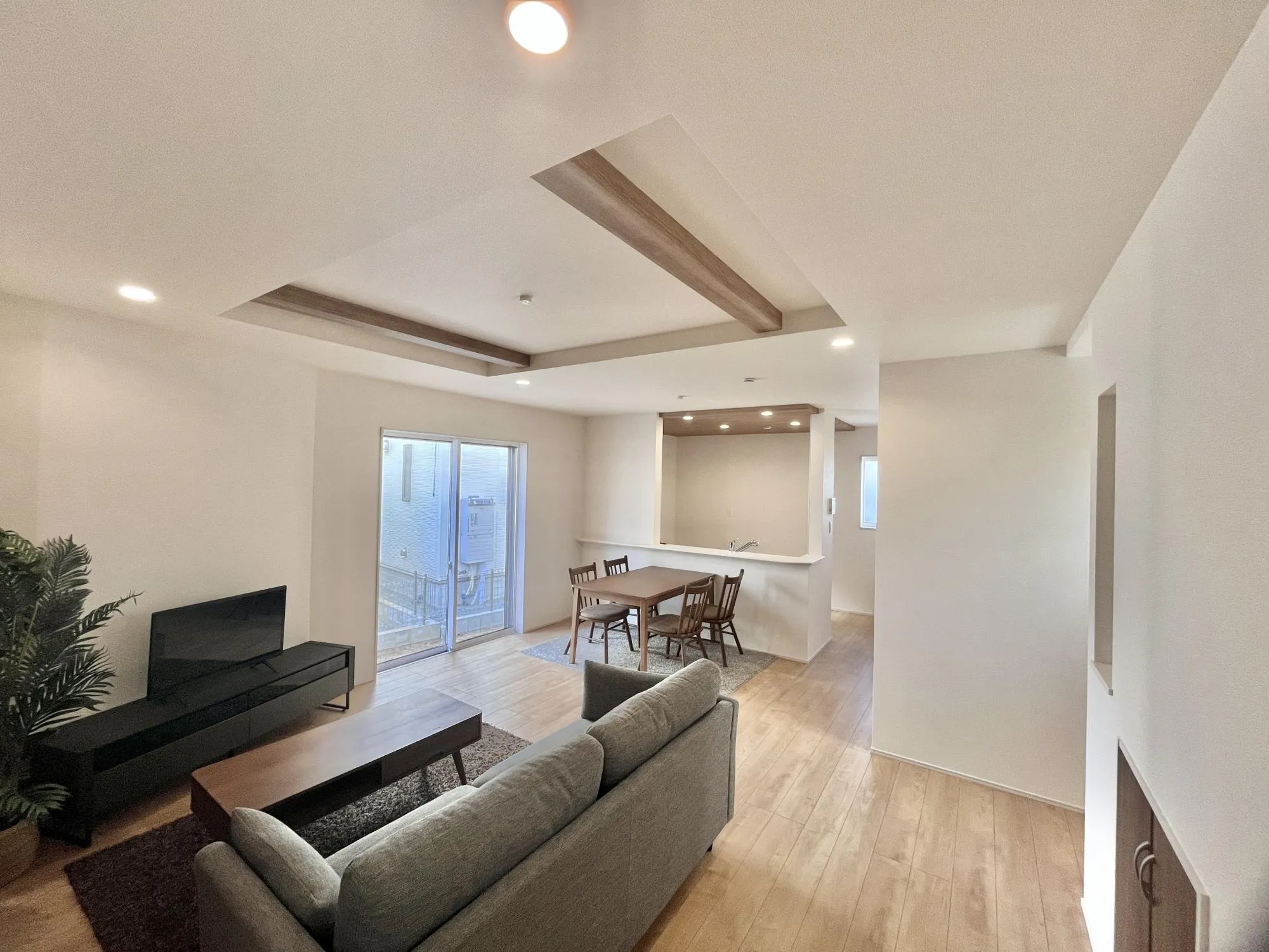 LDK17.68帖 折上天井であえて梁を出すことによって、縦に広々と開放感のある心地良い空間を演出してくれます。