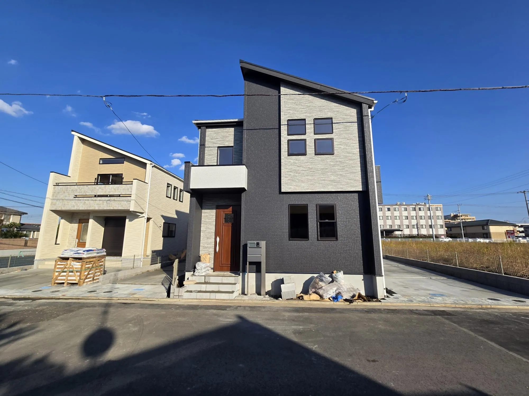 完成済　外観写真(左:1号棟 右:2号棟)