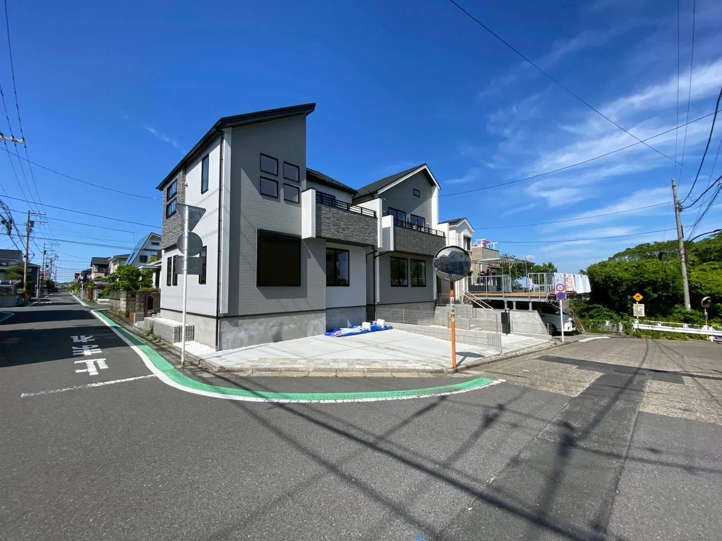 南西角地につき日照良好!カースペース2台可!
前面道路はゆとりのある幅員7.6m!
車の出し入れもスムーズで、駐車が苦手な方にも安心です。