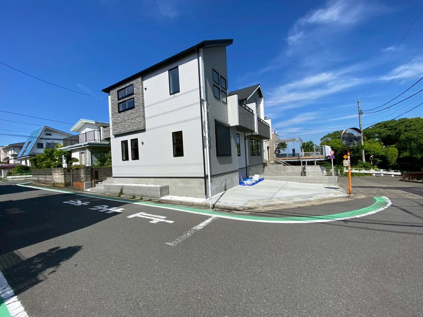 南西角地につき日照良好!カースペース2台可!
前面道路はゆとりのある幅員7.6m!
車の出し入れもスムーズで、駐車が苦手な方にも安心です。