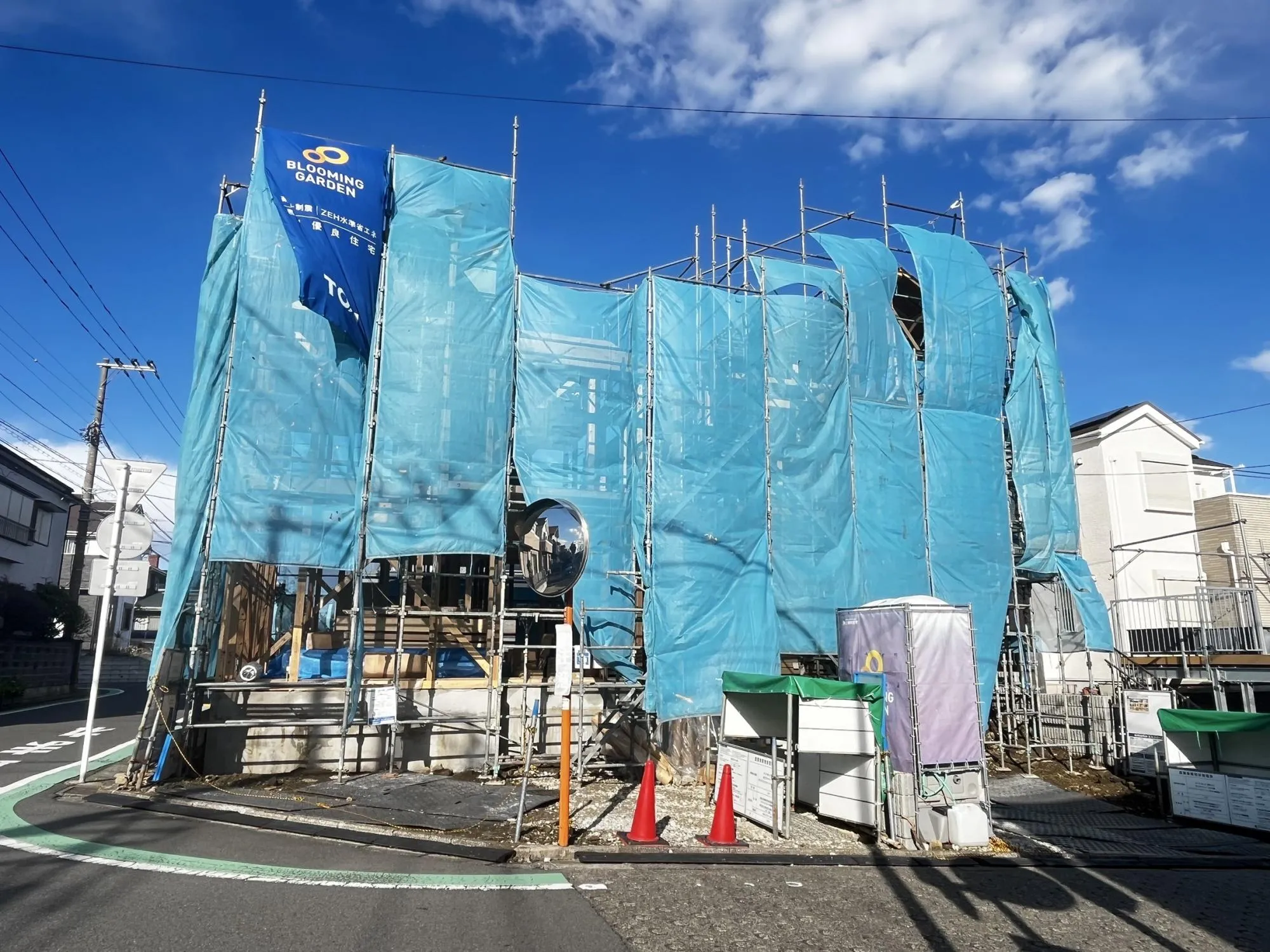 ご夫婦それぞれのお車も安心♪
カースペース2台分を確保しているので、来客時や将来のライフスタイル変化にも対応できます。