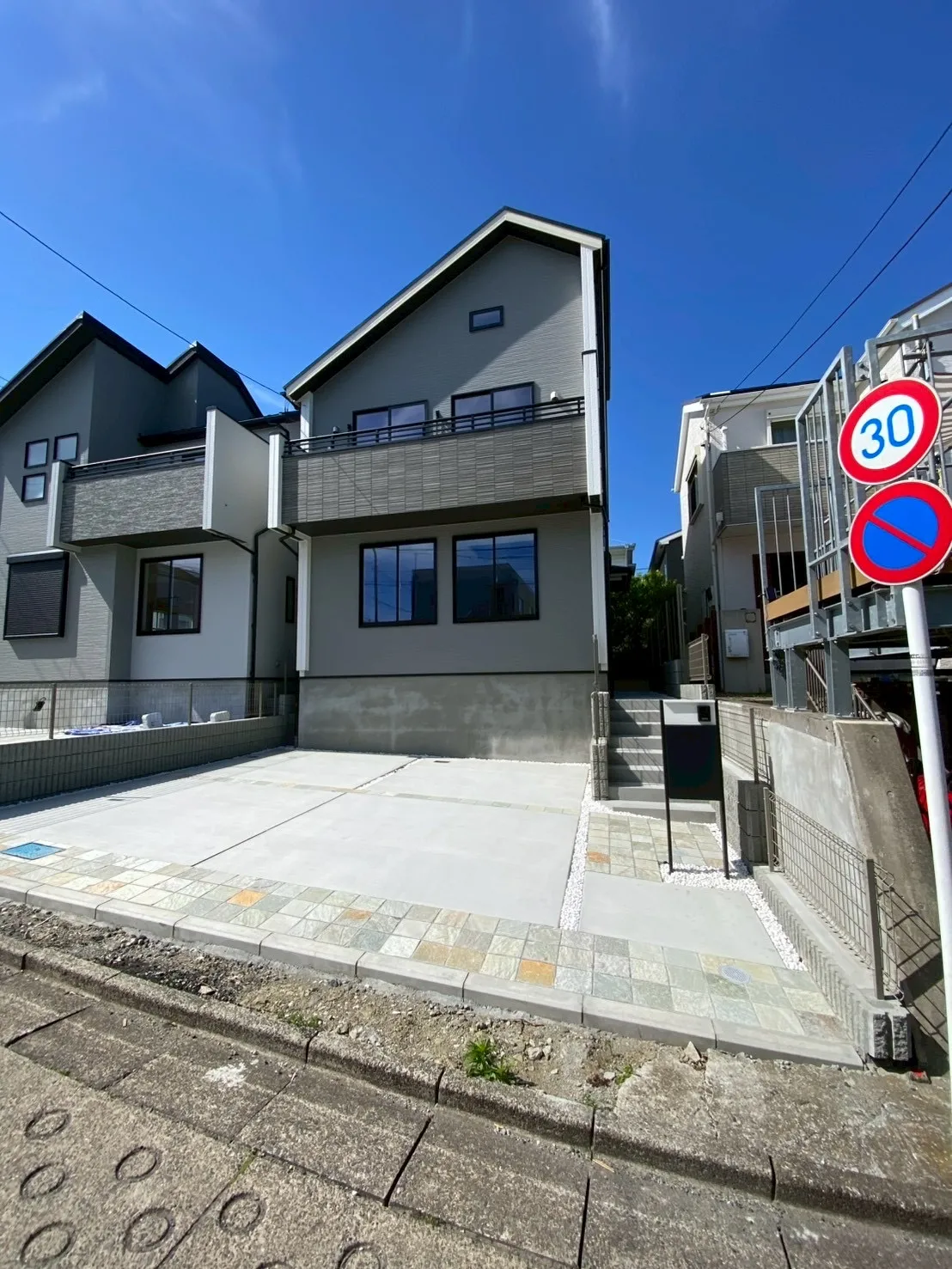 ご夫婦それぞれのお車も安心♪
カースペース2台分を確保しているので、来客時や将来のライフスタイル変化にも対応できます。