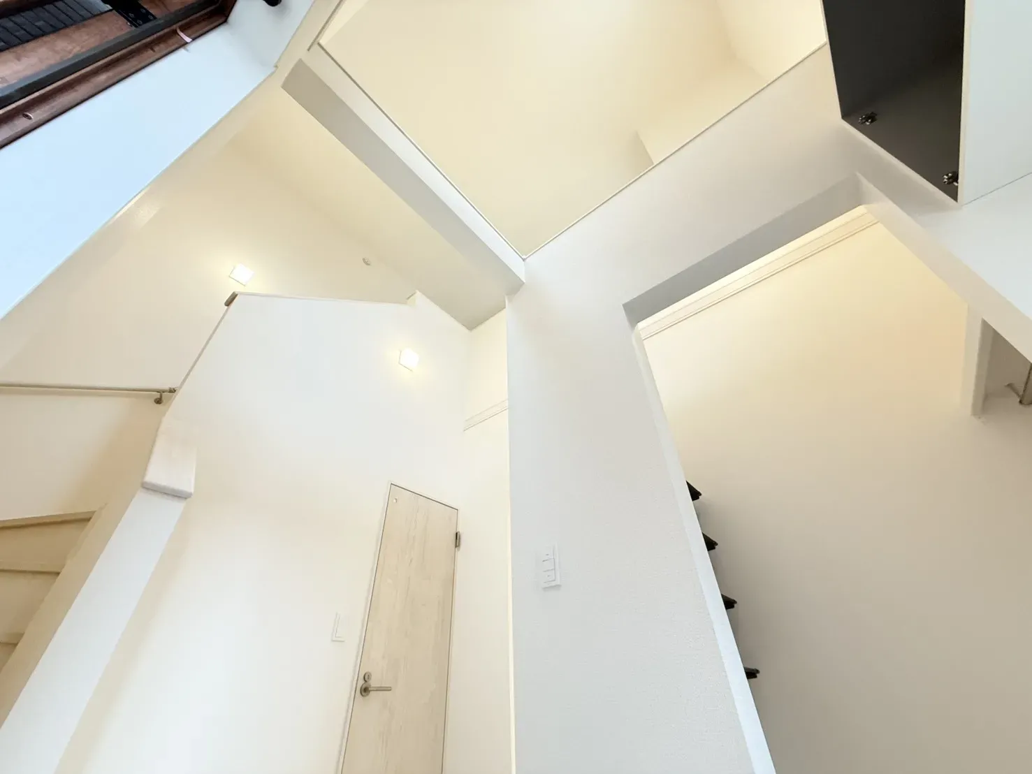 【①号棟　玄関】