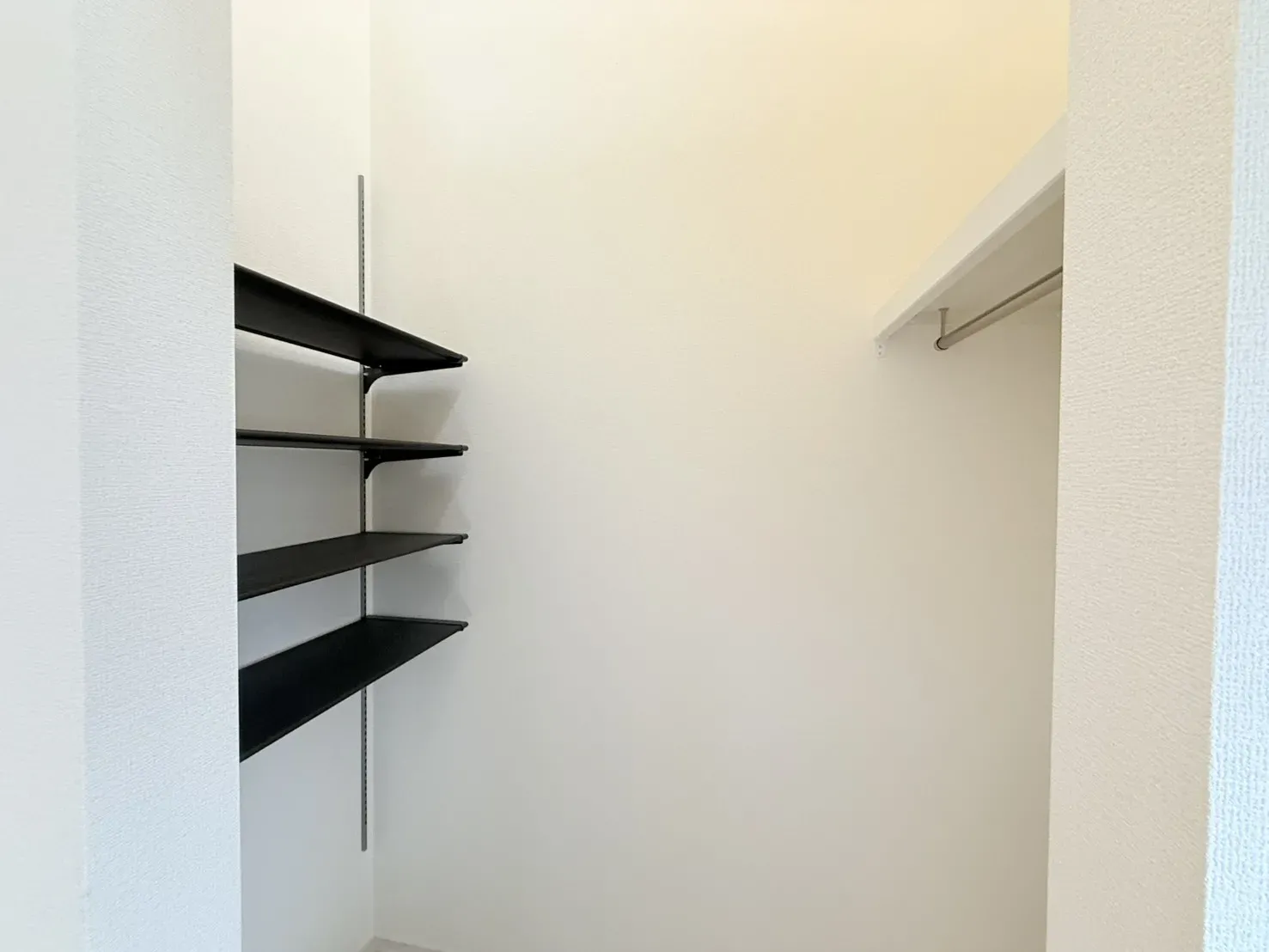 【①号棟　玄関土間収納】