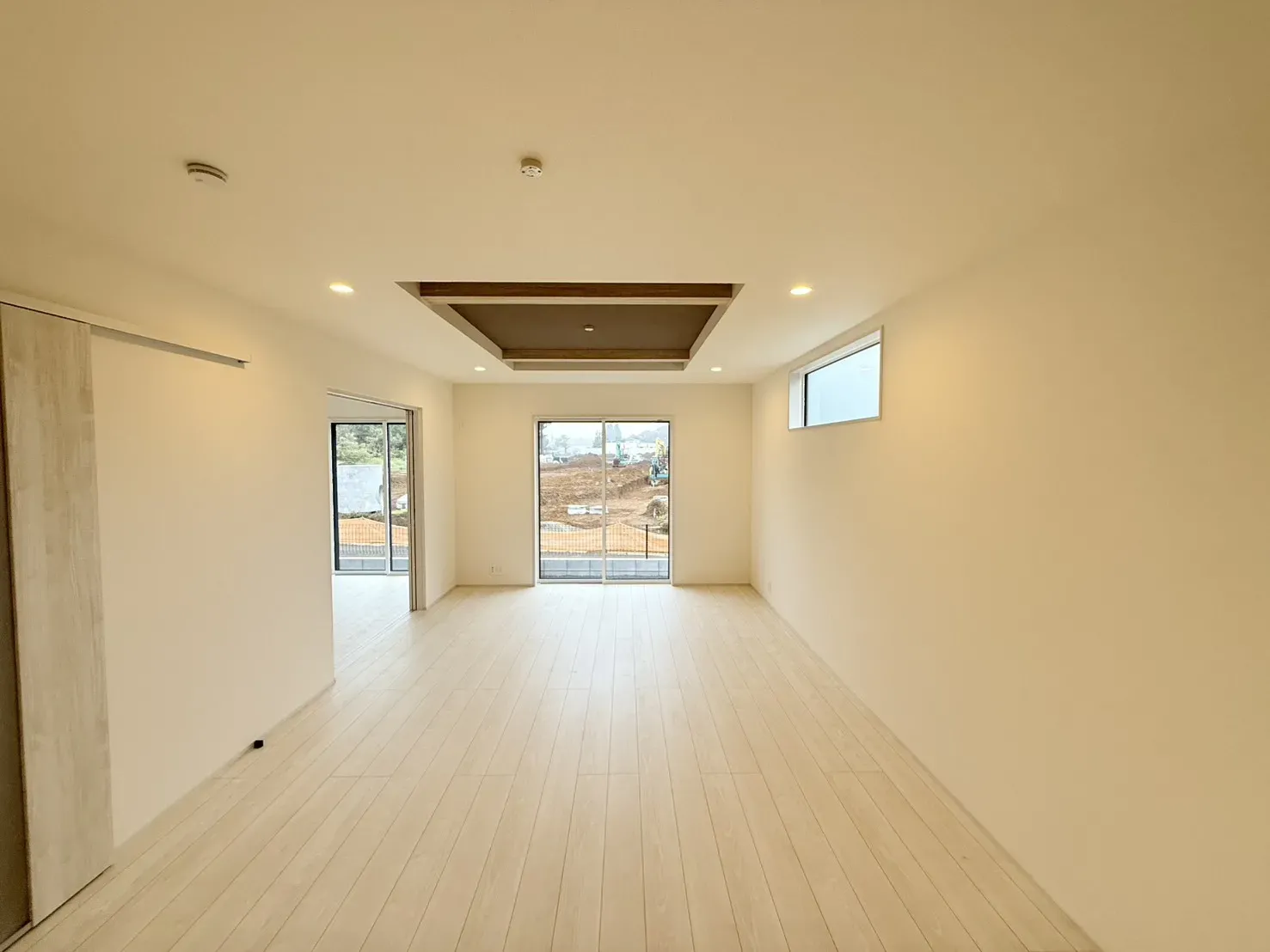 【①号棟　リビングダイニング】