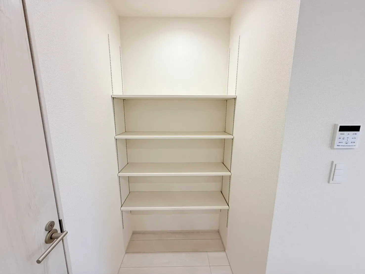 【①号棟　キッチン横収納】