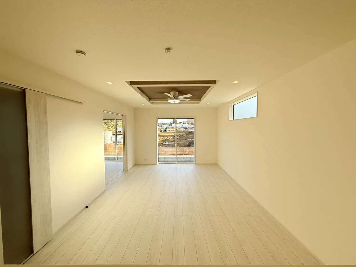 【①号棟　リビングダイニング】