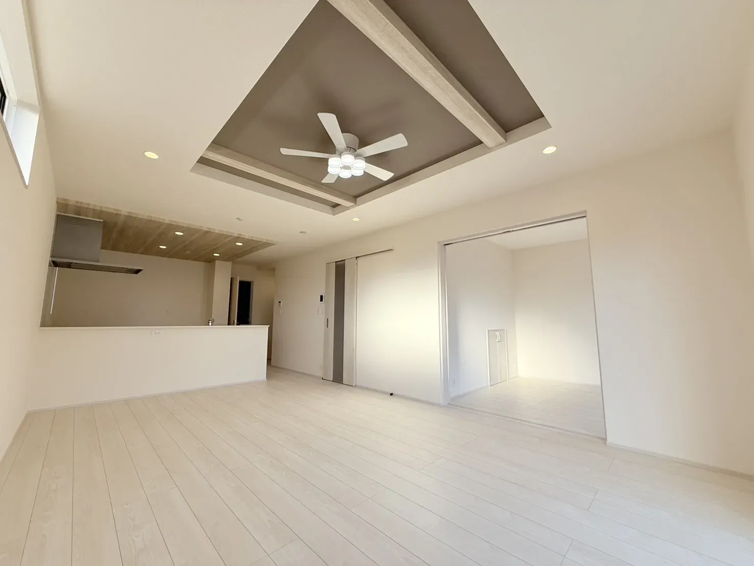 【①号棟　リビングダイニング】