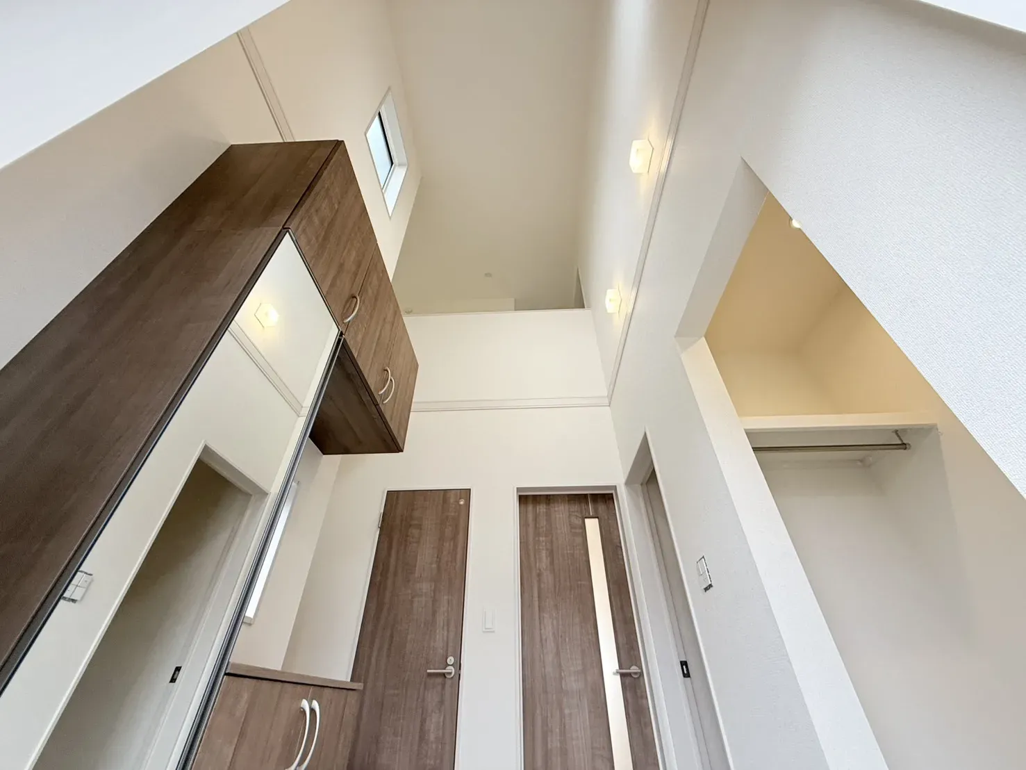 【②号棟　玄関】