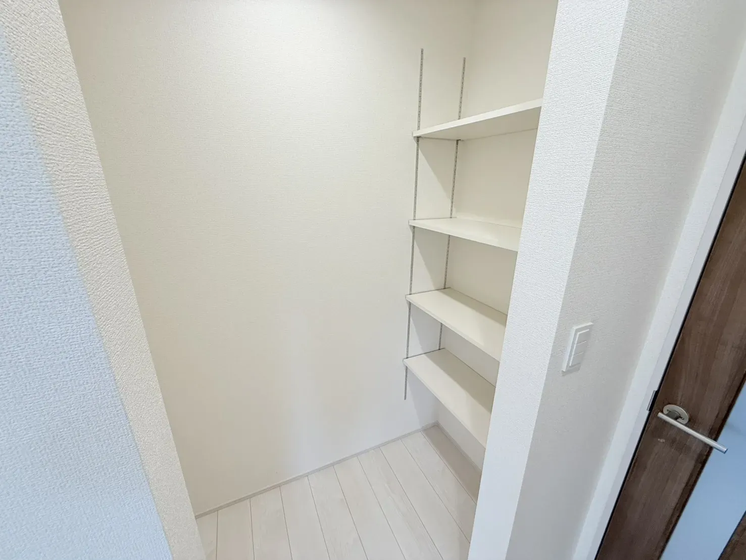 【②号棟　キッチン裏収納】