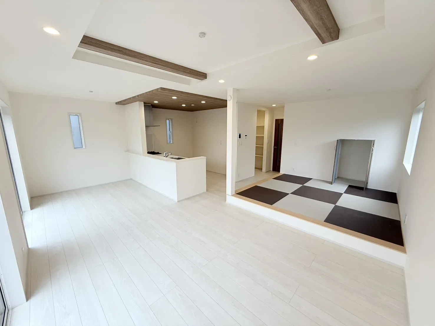 【②号棟　リビングダイニング】