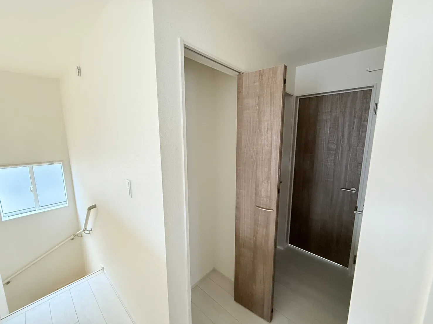 【②号棟　2階廊下収納】