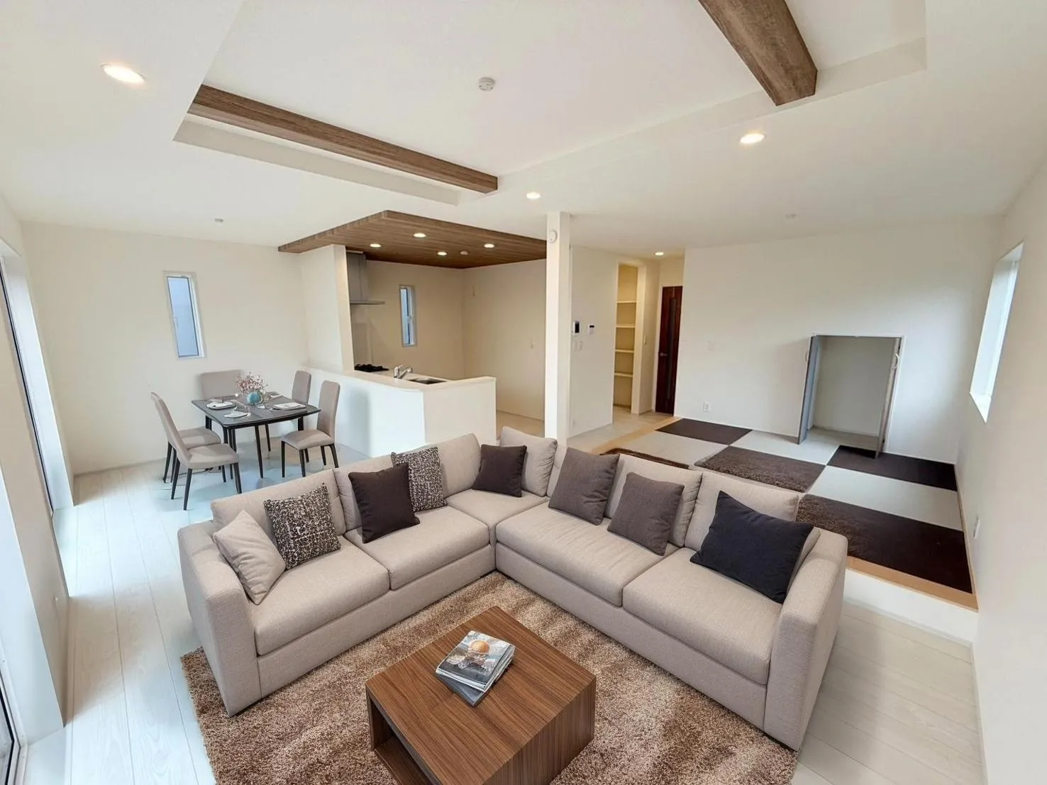 【②号棟　リビング】