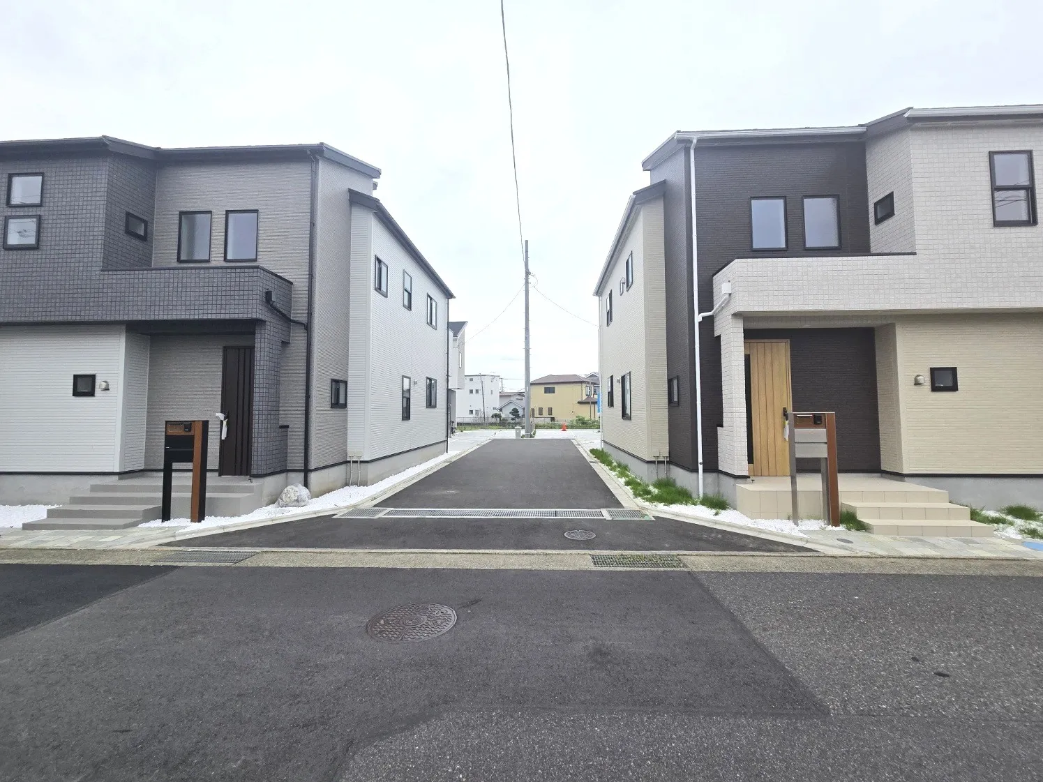 開発道路写真 左:5号棟、右:2号棟