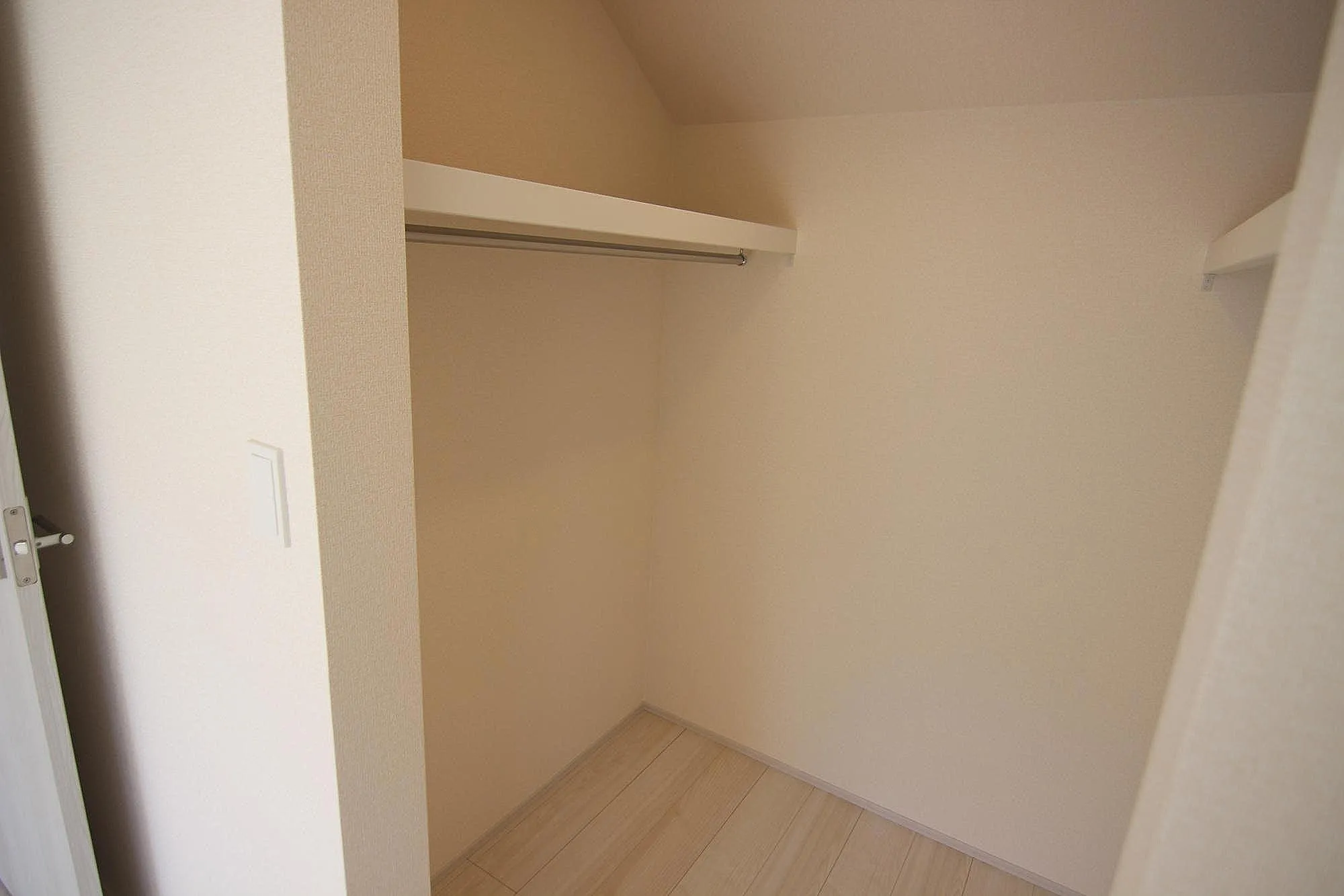 【4号棟　2階洋室(6.75帖)】