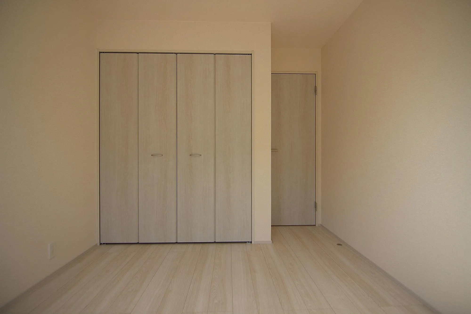 【4号棟　2階洋室(5帖)】