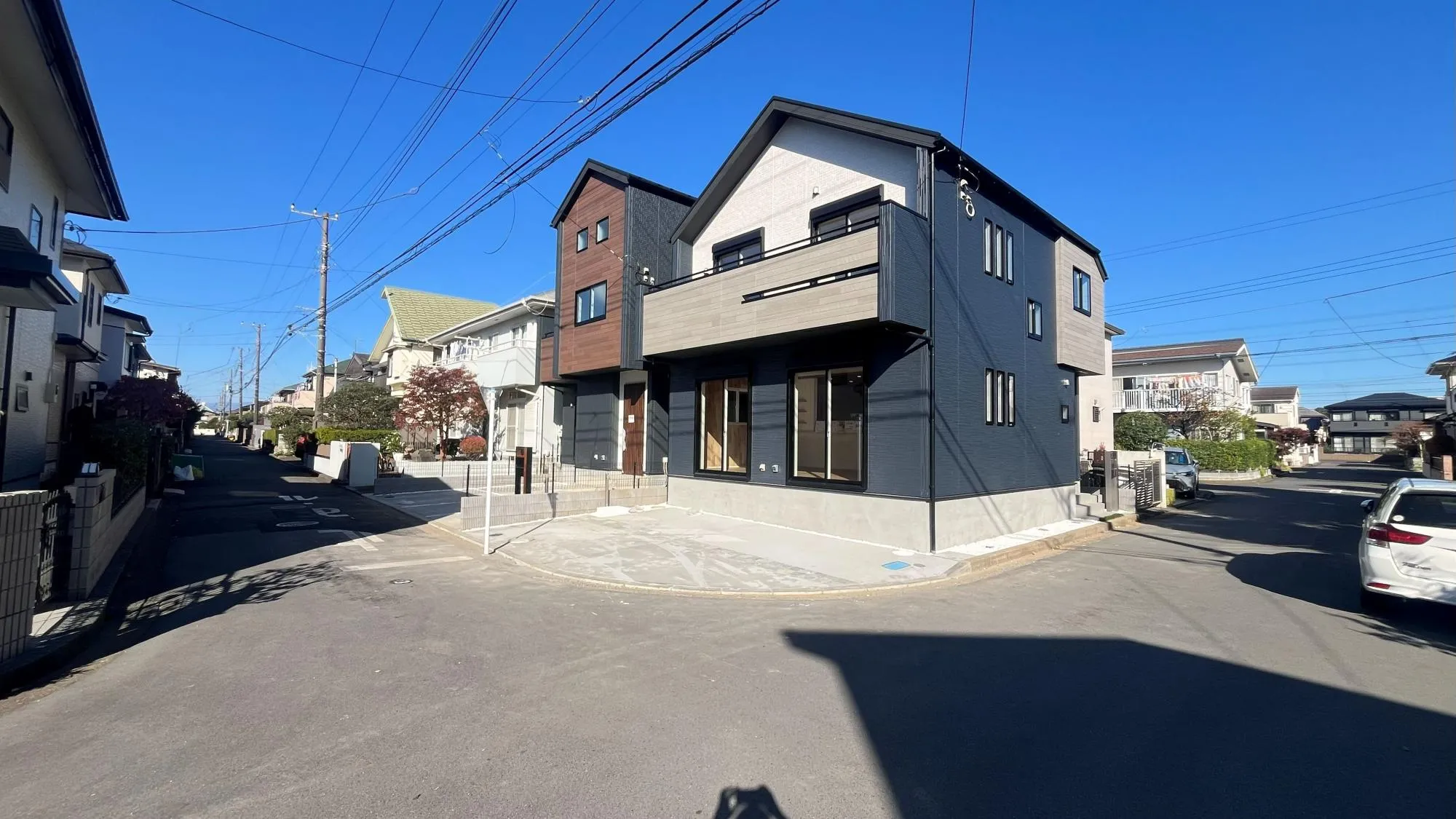 前面道路は広く車通りが少ないので
駐車もらくらくです。