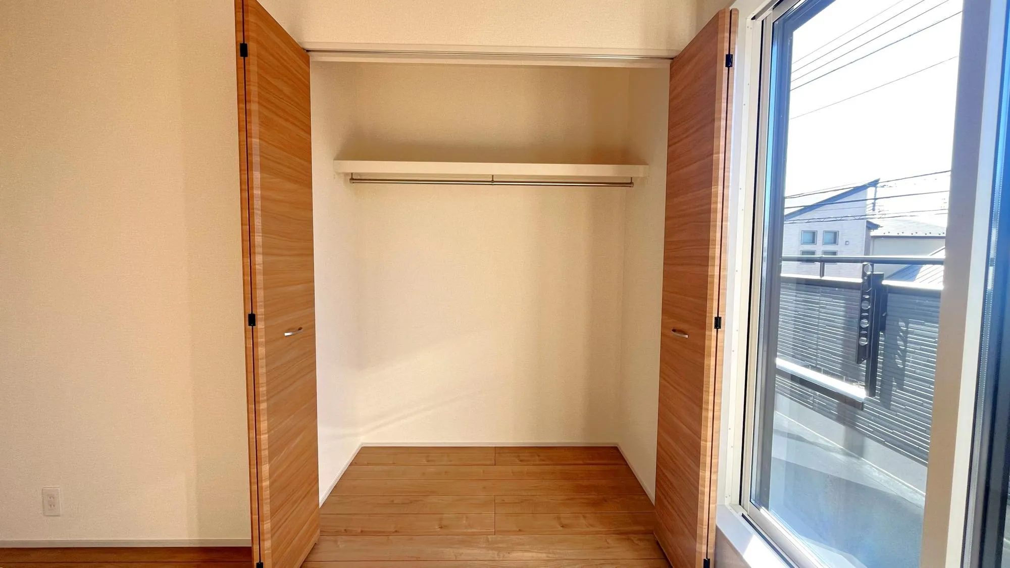 広々収納はコートなどの丈の長いものでもらくらく収納できます。