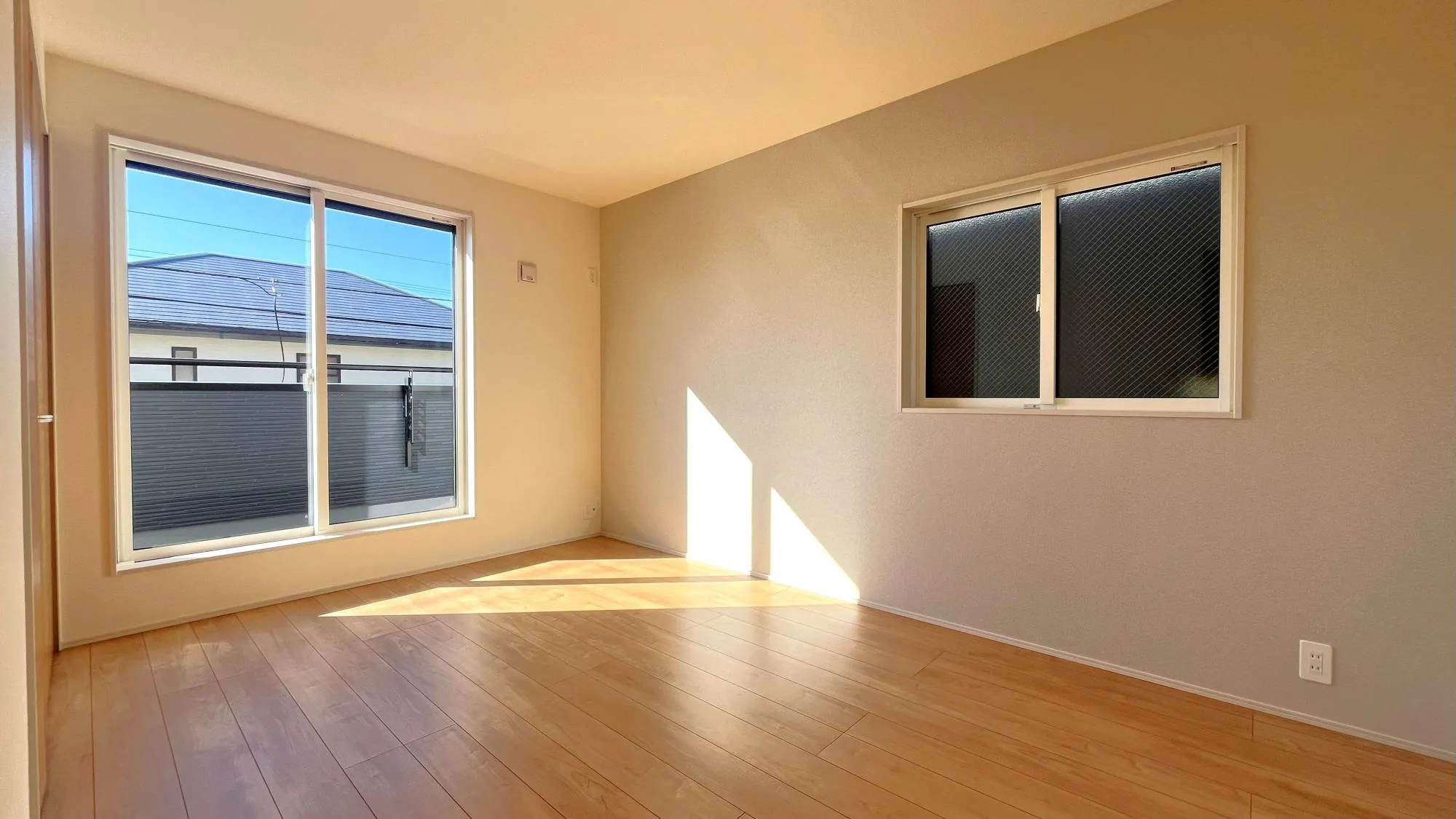 窓が2つあり通気性の良い洋室。