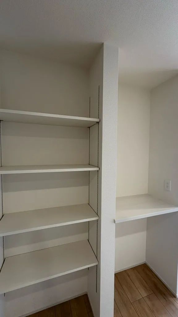 2号棟 キッチン横 4段可動棚+カウンター!