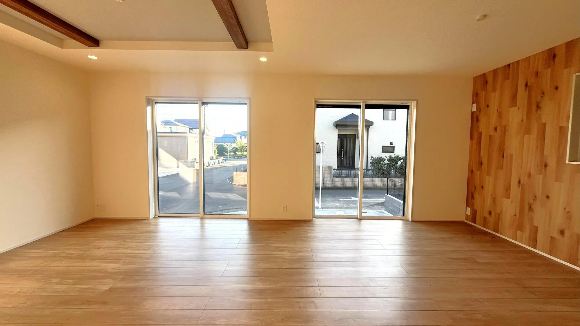 窓が大きく陽の光が差し込みます。