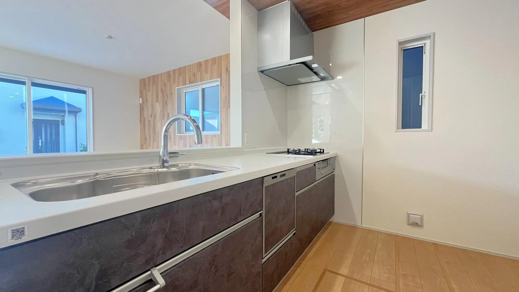 タッチレス水栓付きのキッチンは幅が広く料理が捗ります。