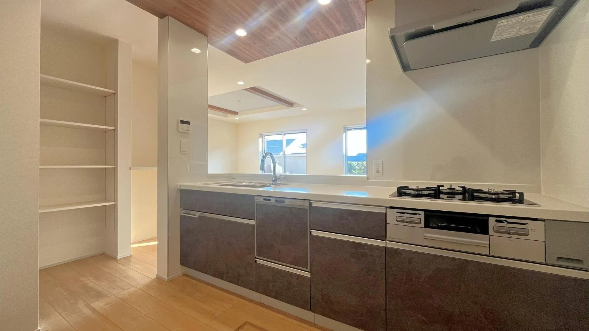 キッチン脇には収納があり様々な用途に使用できます。