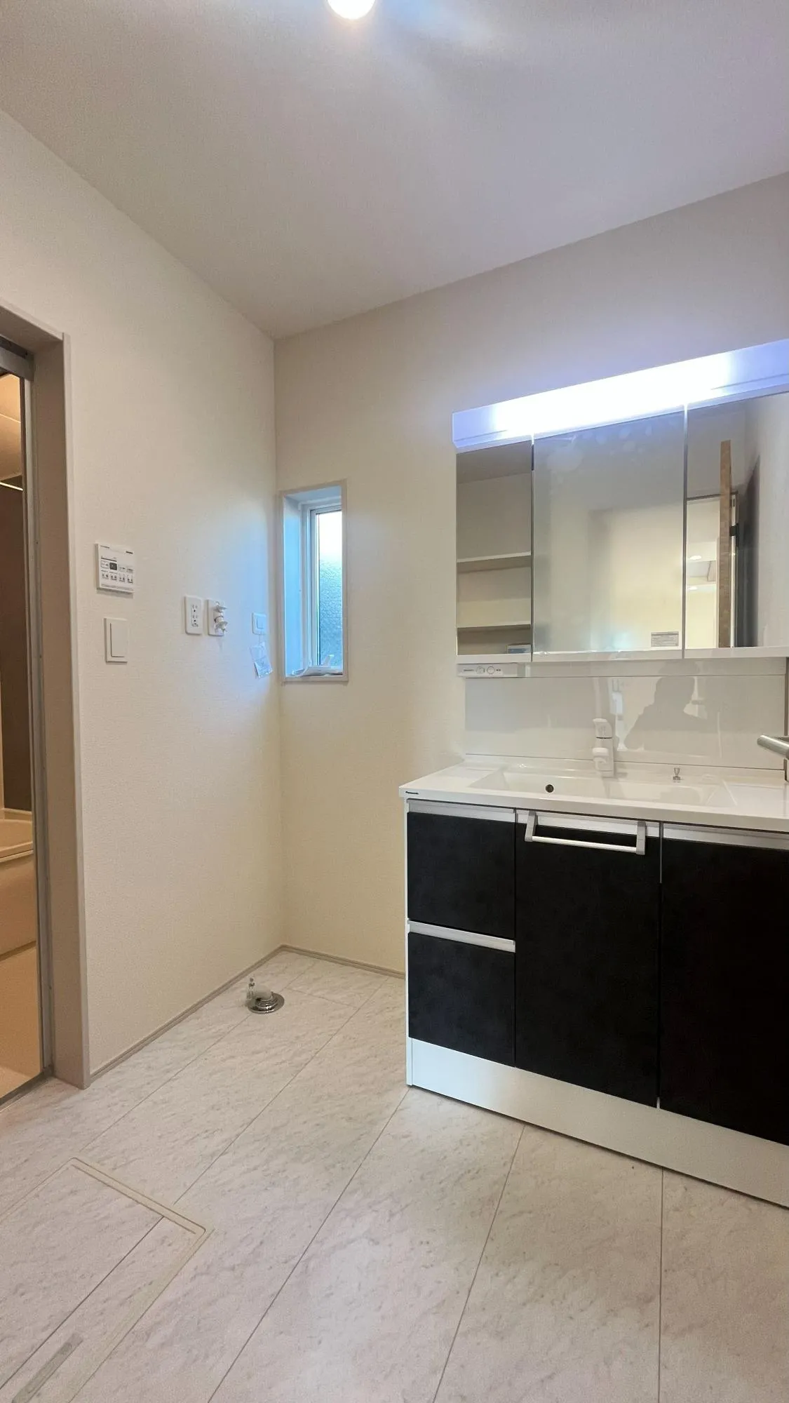 清潔感のある洗面化粧台は3面鏡になっており朝の忙しい時間帯でもらくらく支度できます。