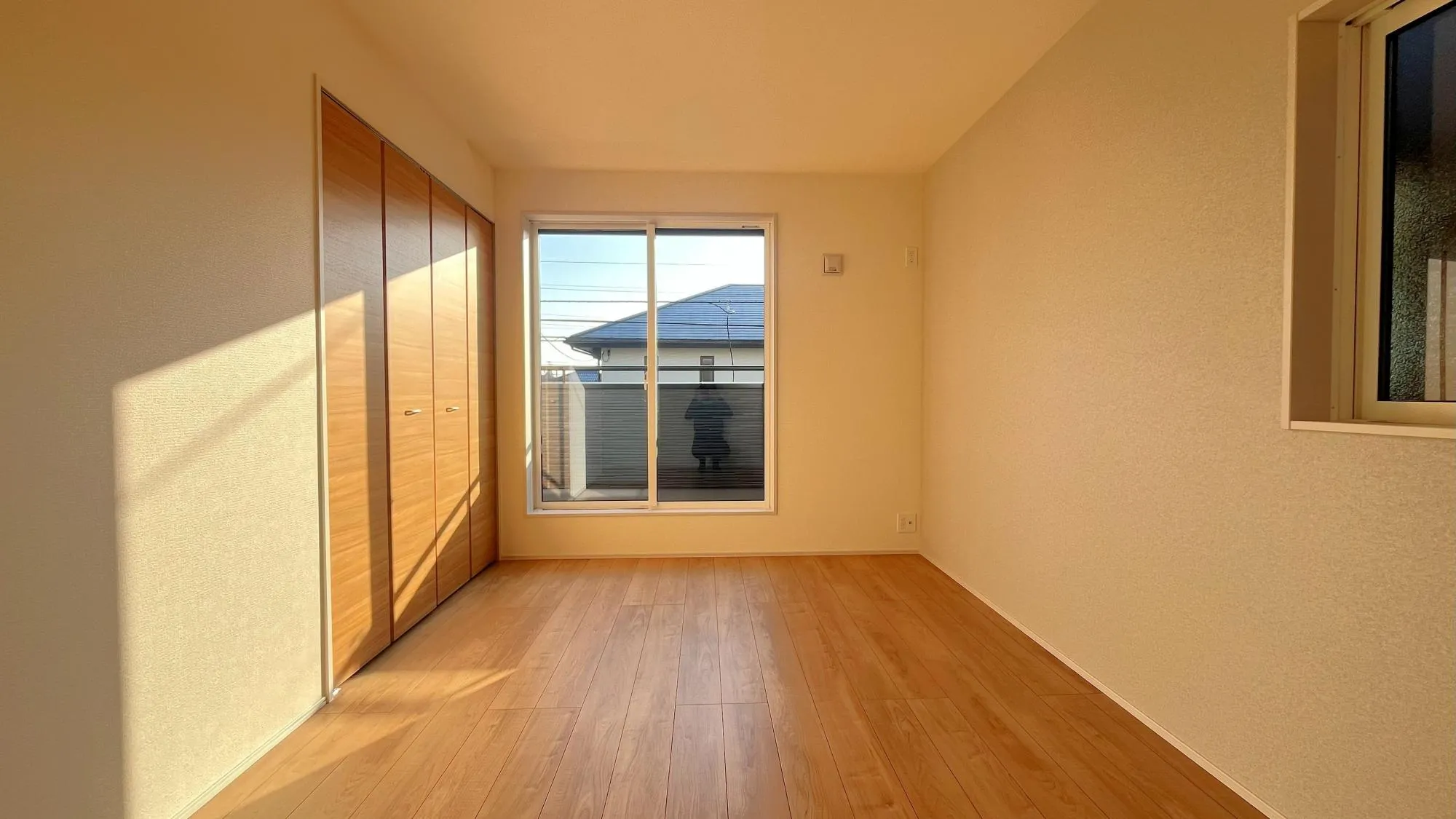 2号棟 洋室6.75畳
夫婦の主寝室でも広々と使用できます。