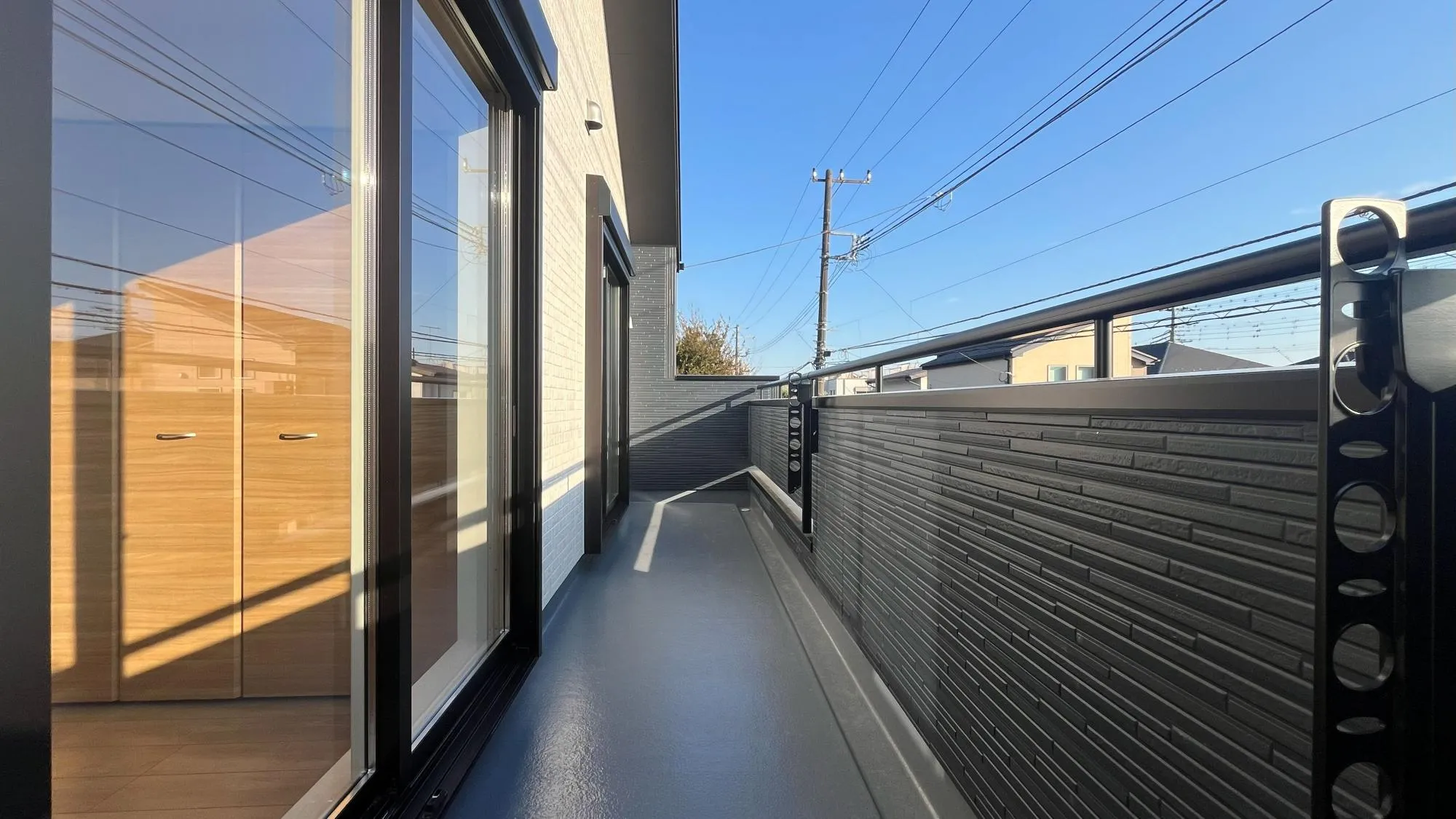 奥行きのあるバルコニーは移動もしやすく多くの洗濯物も干せます。