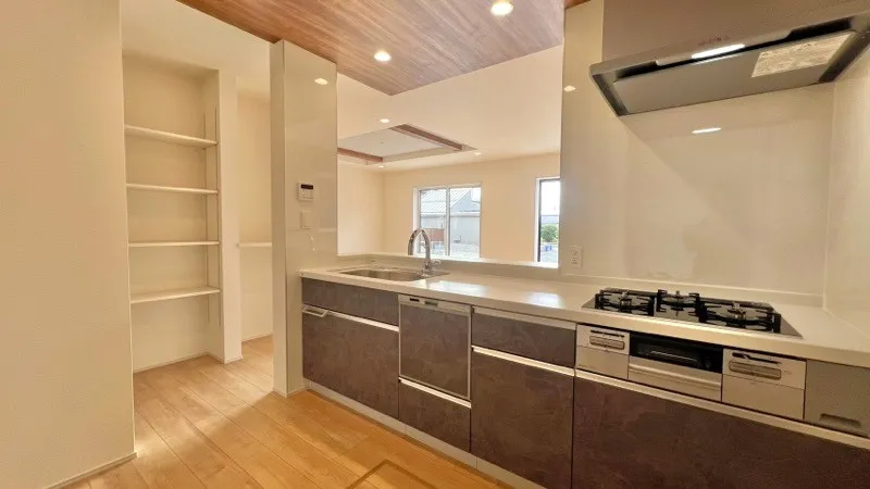 キッチン脇には収納があり様々な用途に使用できます。